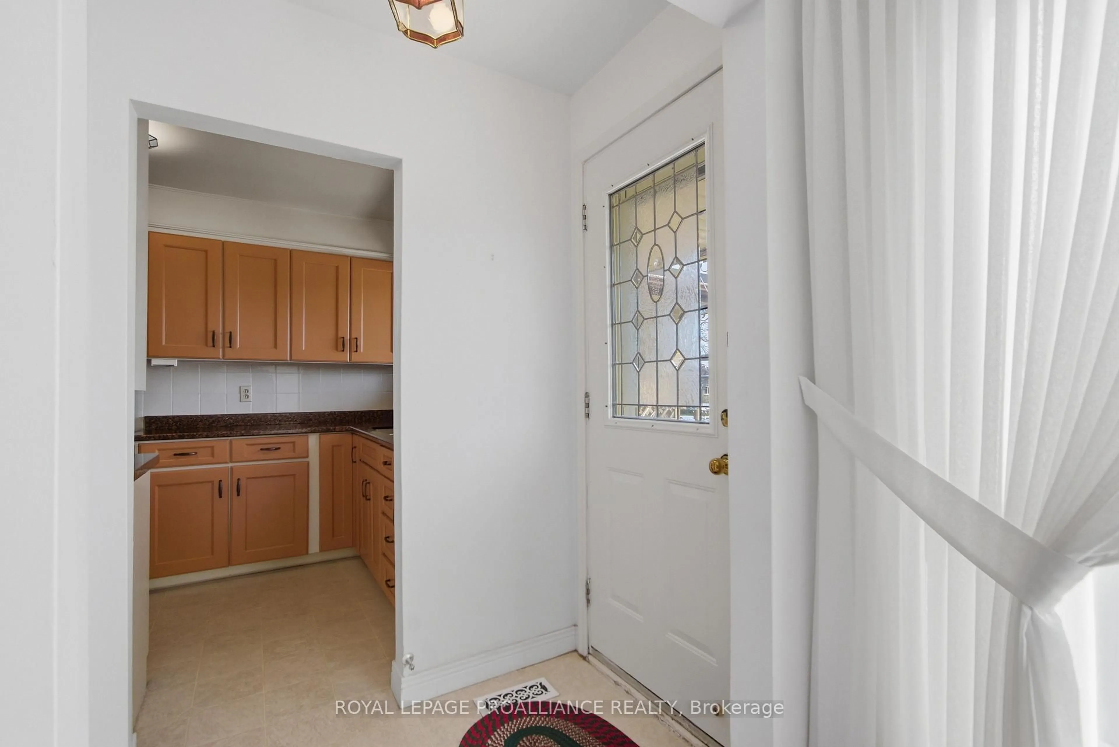 Indoor entryway for 114 Rollins Dr, Belleville Ontario K8N 4J5