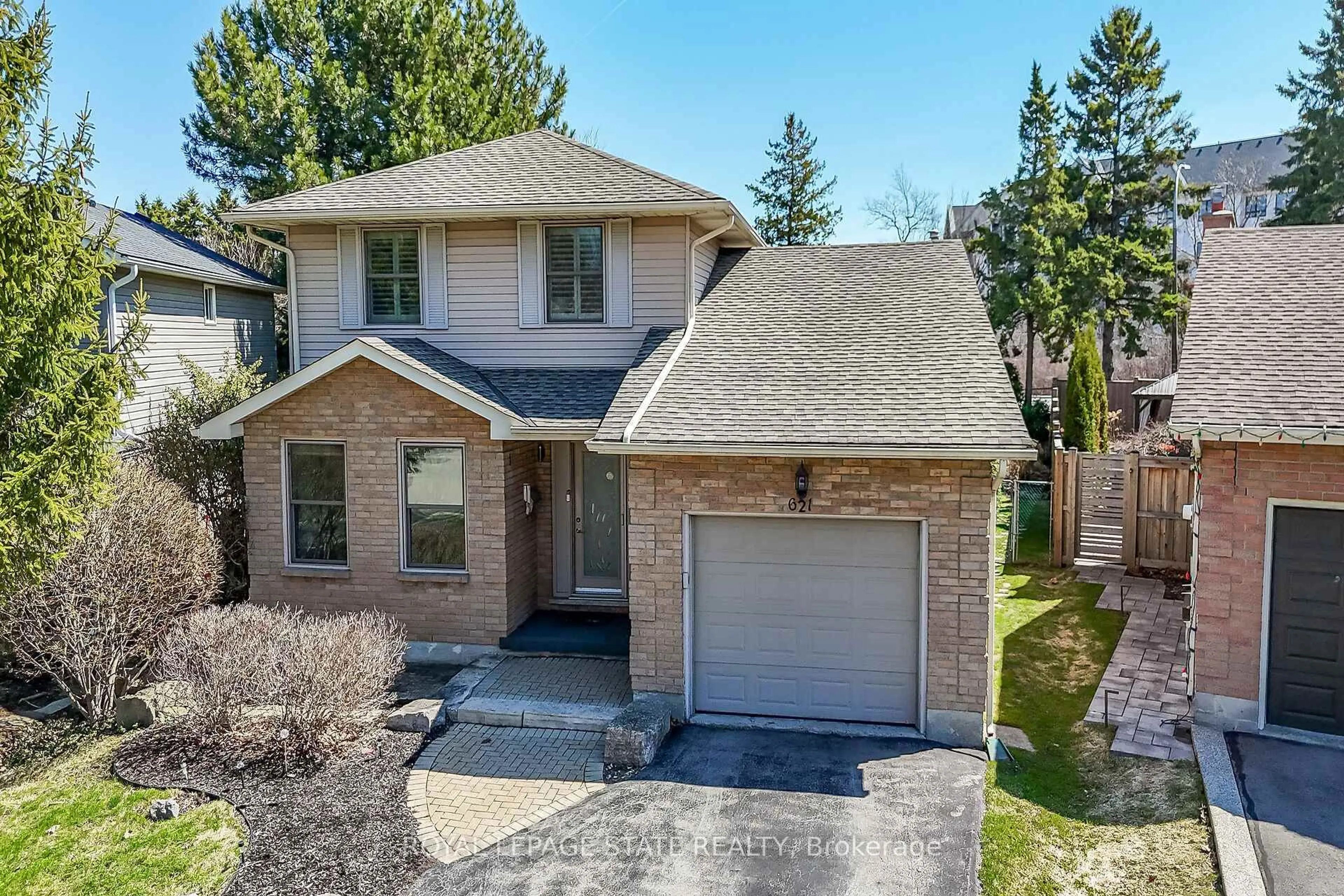 A pic from outside/outdoor area/front of a property/back of a property/a pic from drone, street for 621 Tomahawk Cres, Hamilton Ontario L9G 3T4