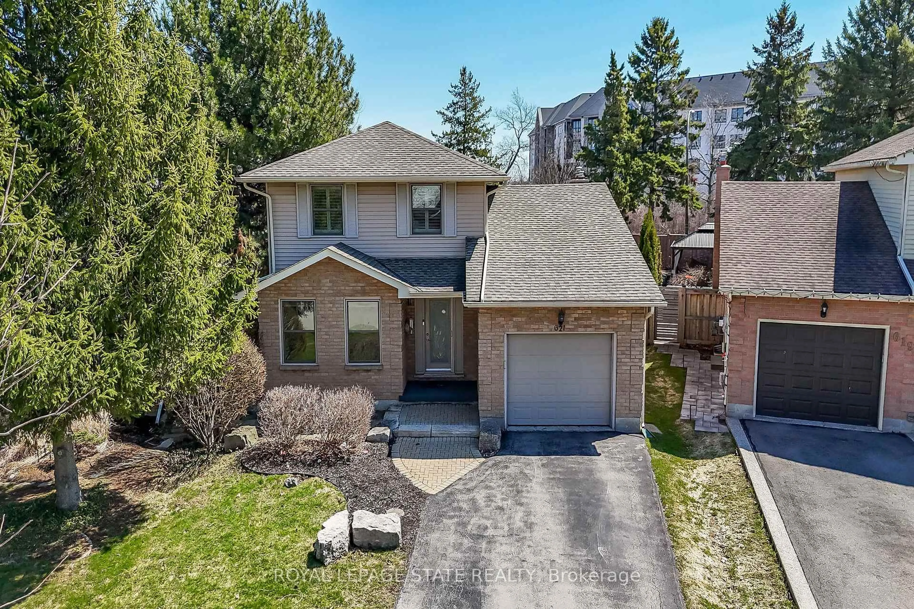 A pic from outside/outdoor area/front of a property/back of a property/a pic from drone, street for 621 Tomahawk Cres, Hamilton Ontario L9G 3T4