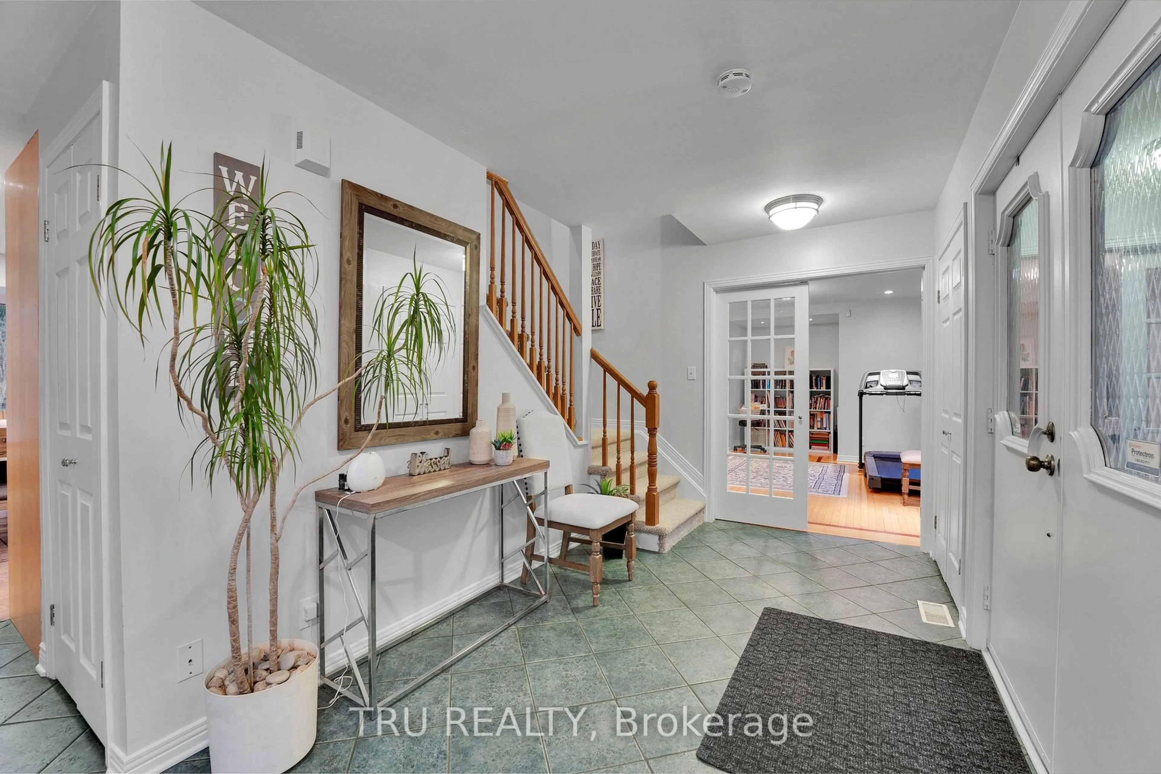 Indoor entryway for 2529 MARSHWOOD Rd, Carp Ontario K0A 1L0