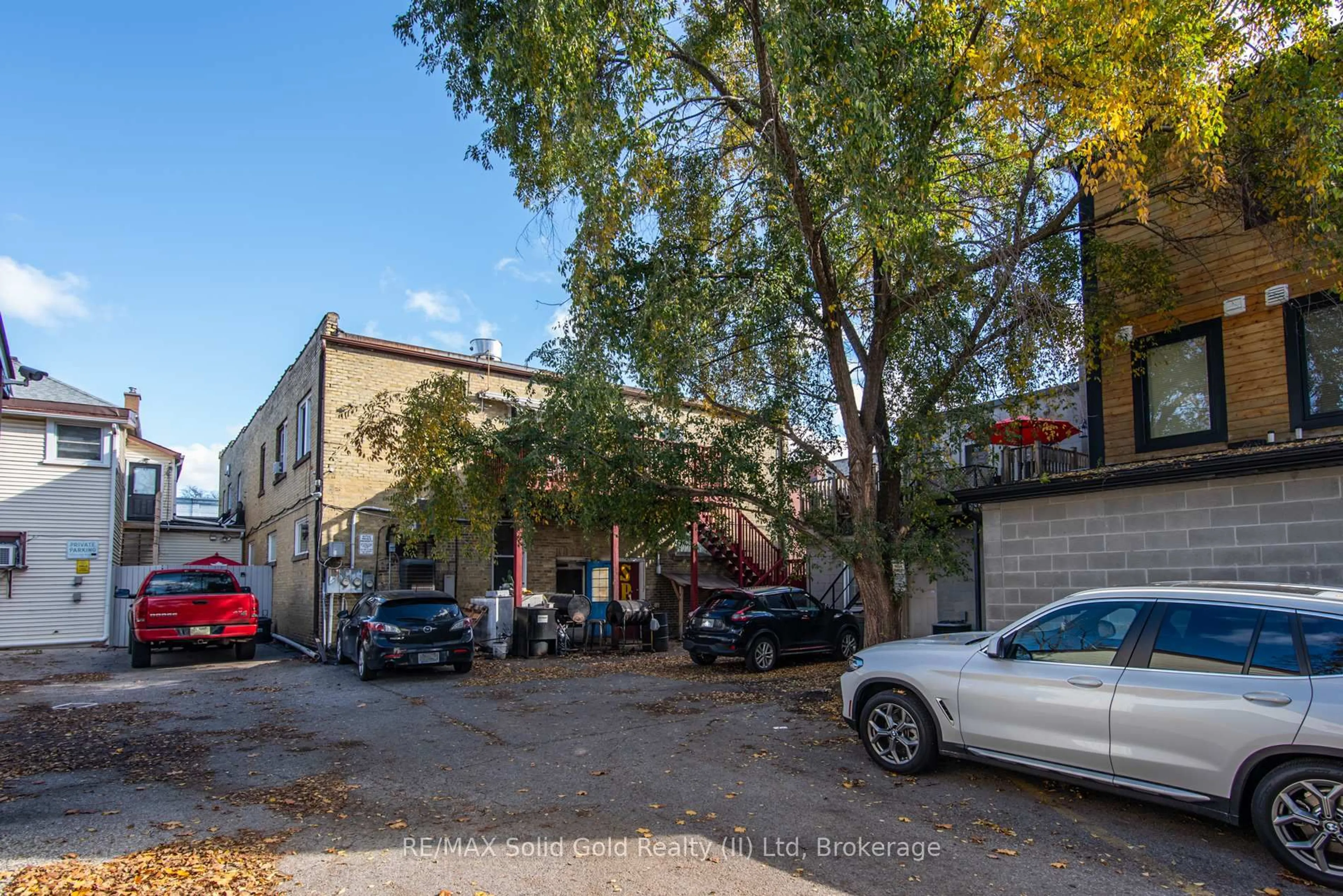 Parking for 660 King St, Cambridge Ontario N3H 3N6