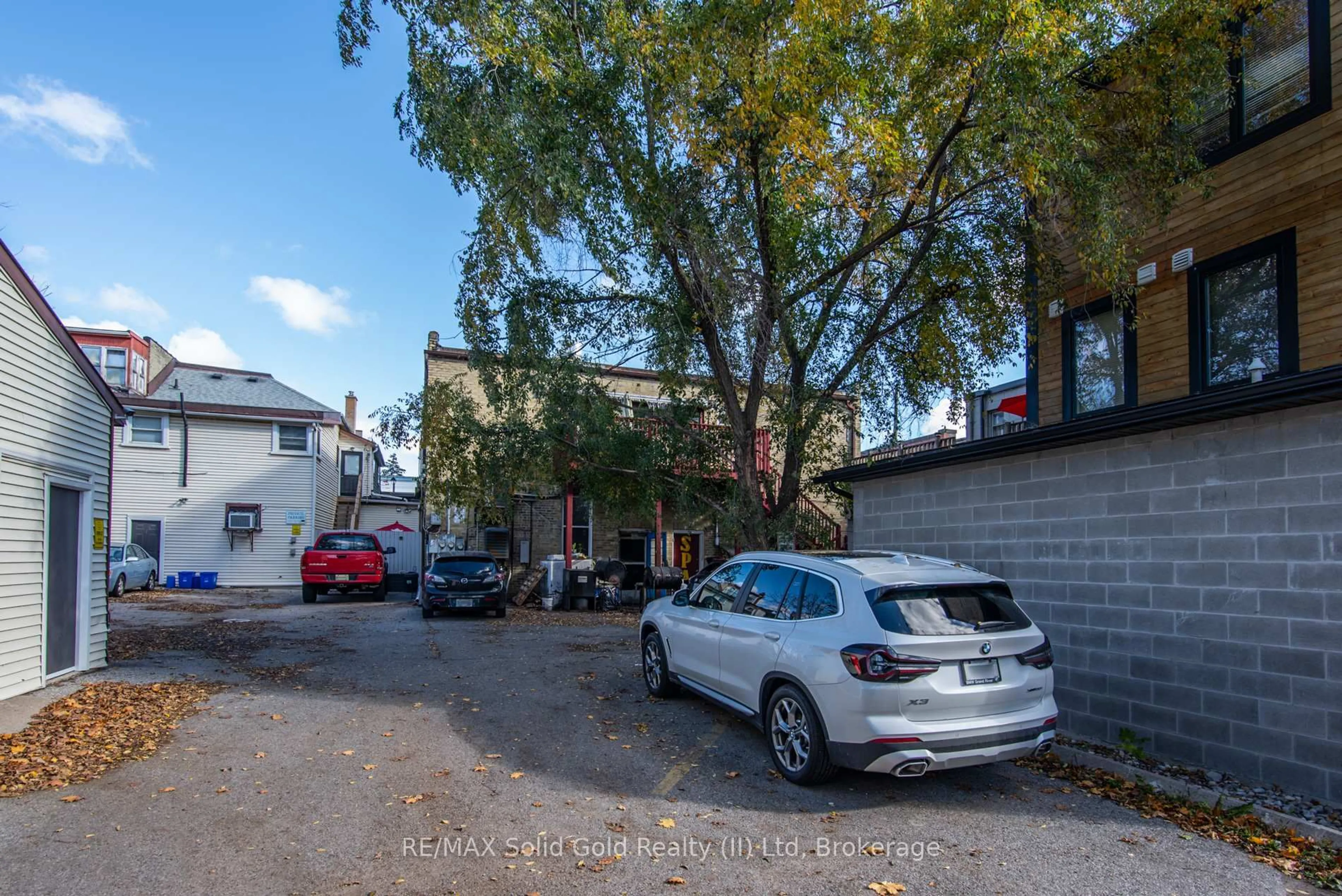 Parking for 660 King St, Cambridge Ontario N3H 3N6