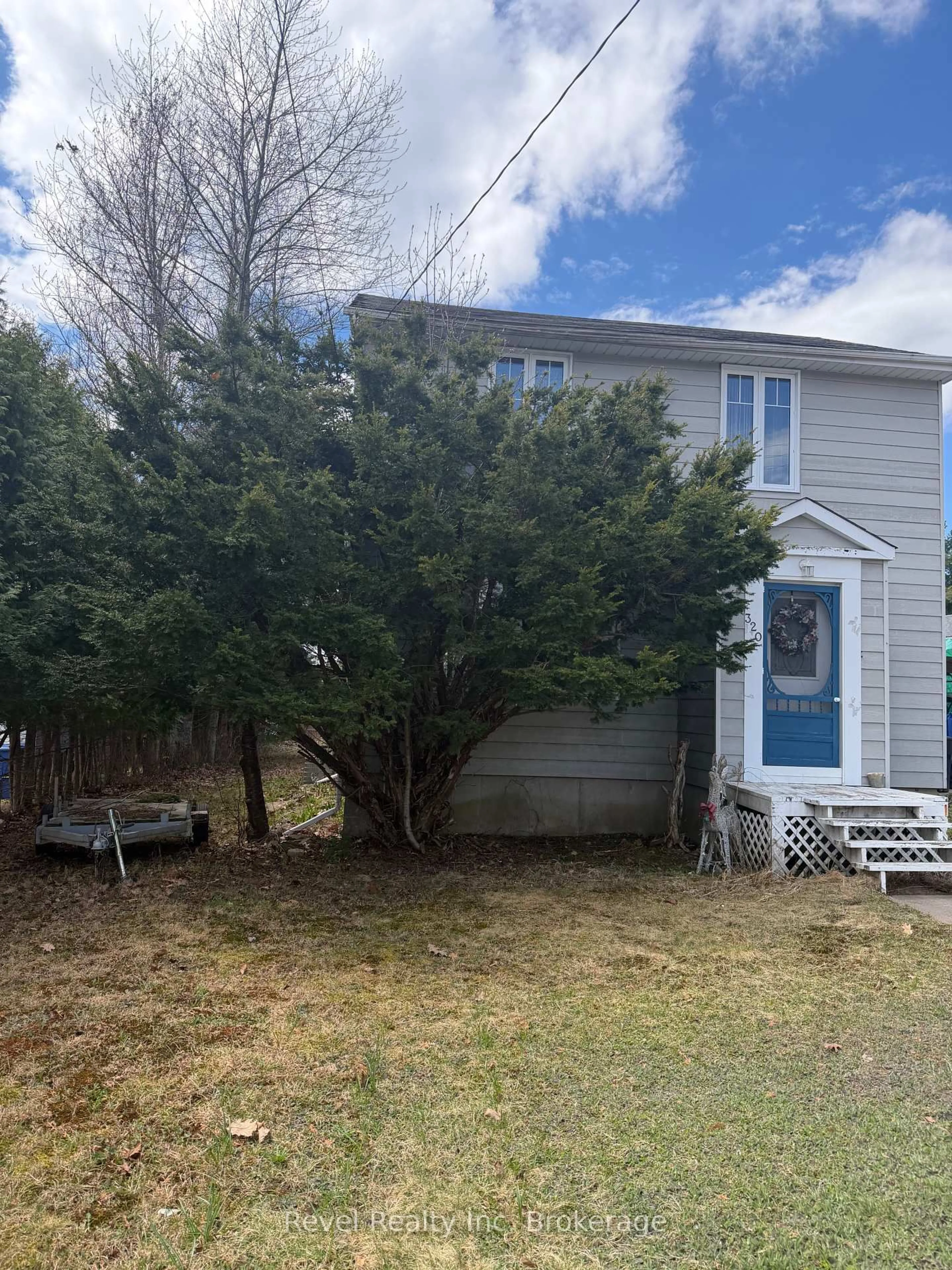 A pic from outside/outdoor area/front of a property/back of a property/a pic from drone, street for 320 Eighth St, Mattawa Ontario P0H 1V0