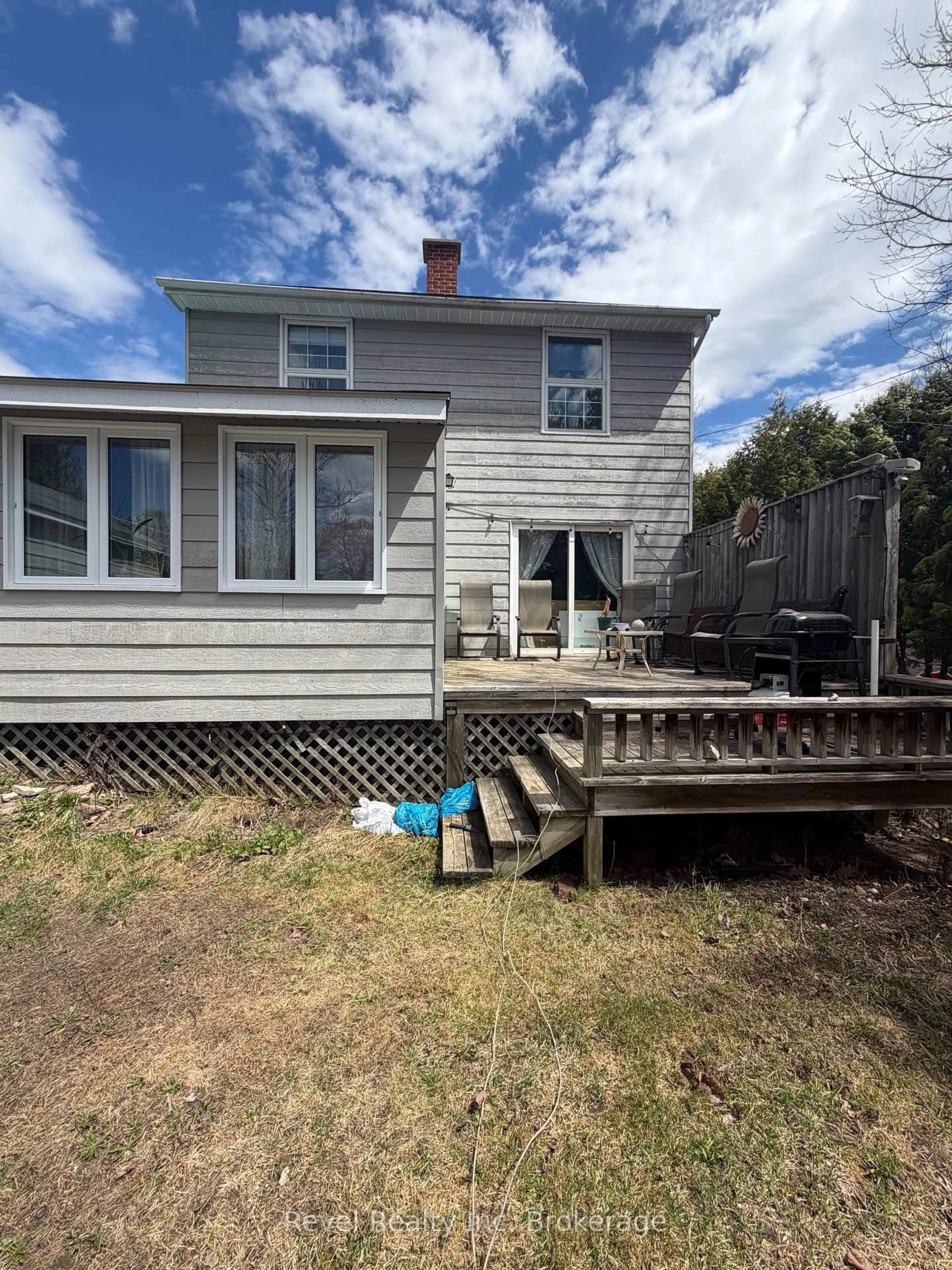 Home with vinyl exterior material, building for 320 Eighth St, Mattawa Ontario P0H 1V0