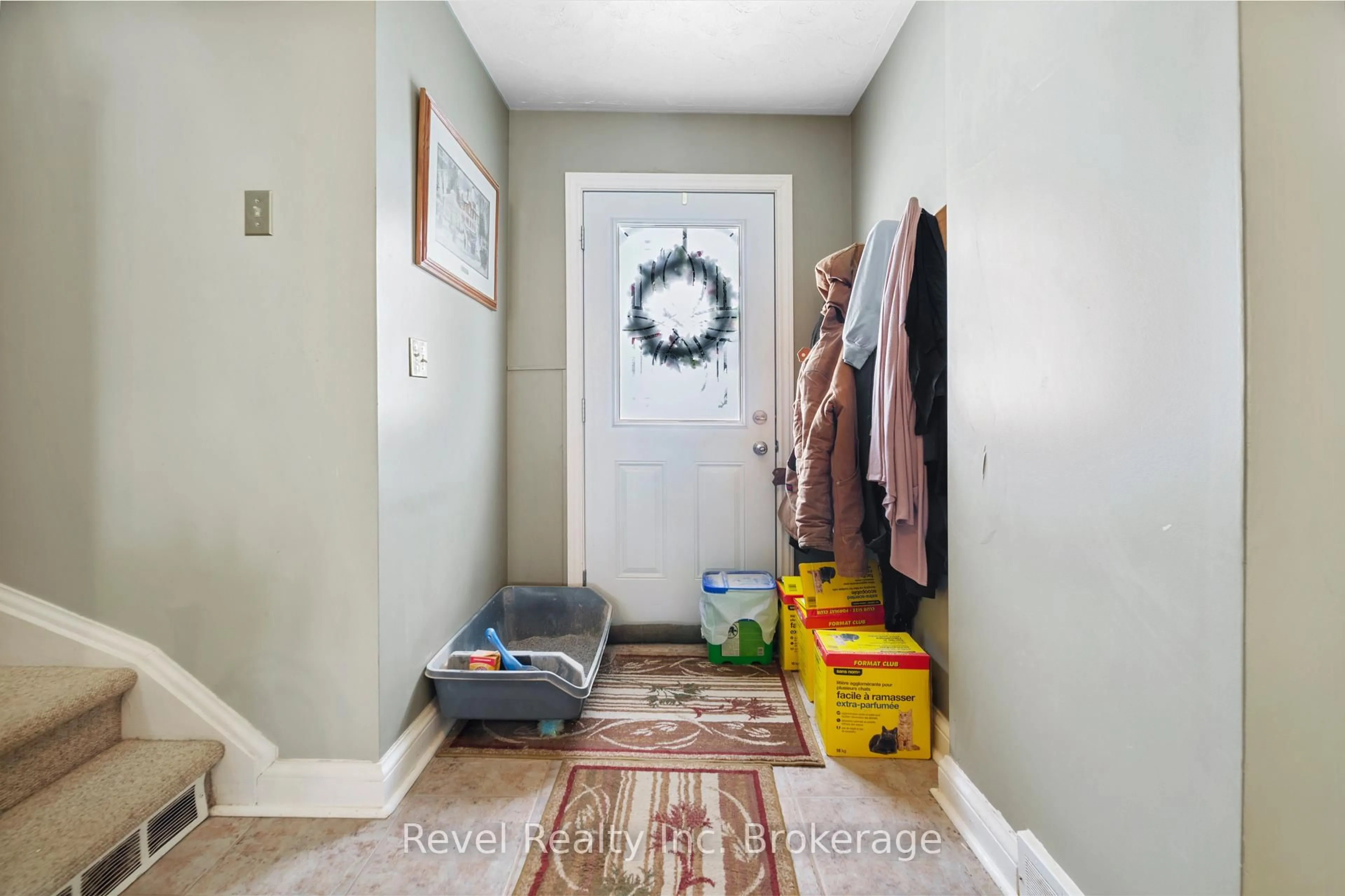 Indoor entryway for 320 Eighth St, Mattawa Ontario P0H 1V0