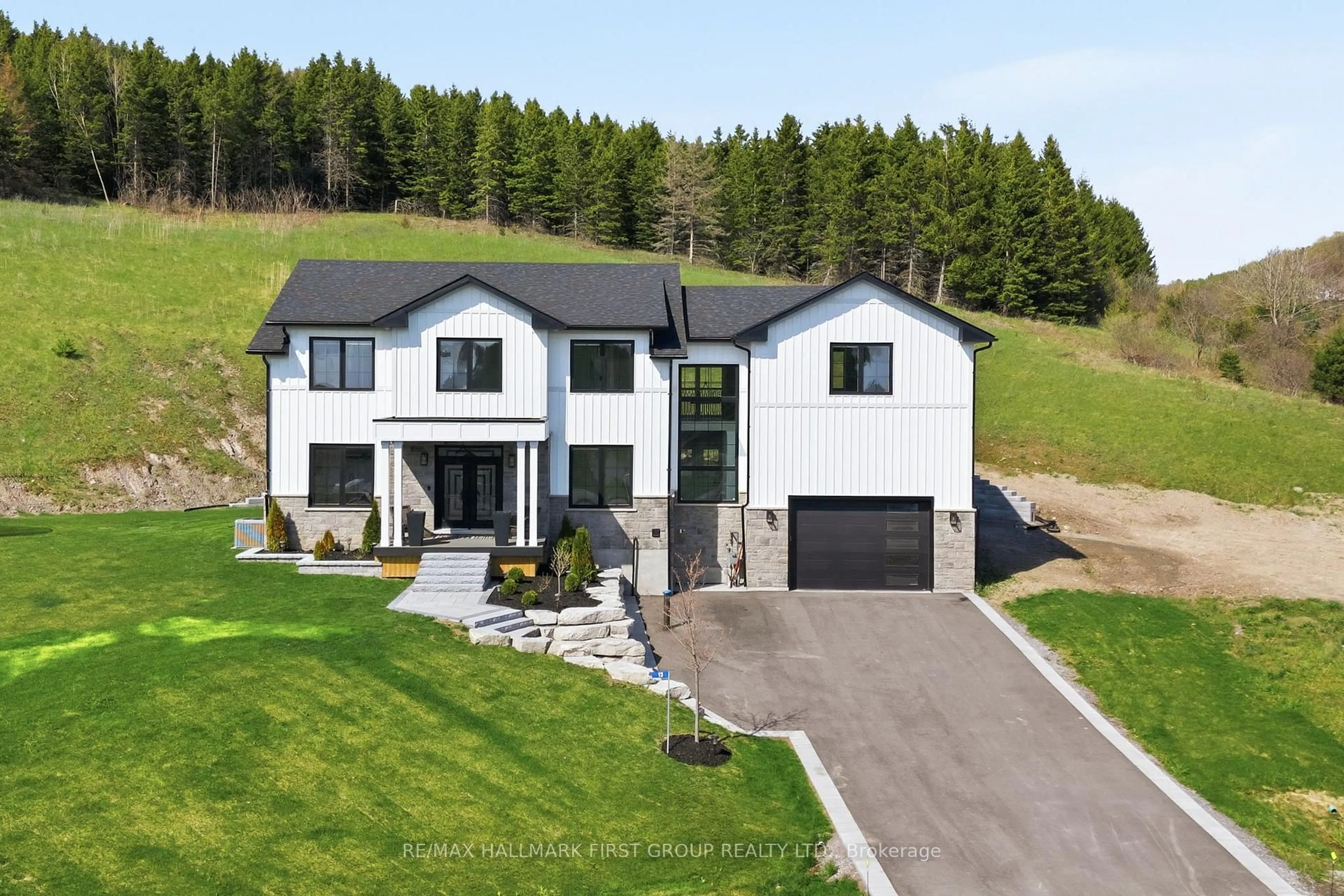 A pic from outside/outdoor area/front of a property/back of a property/a pic from drone, mountain view for 13 Archibald Crt, Hamilton Township Ontario K0K 1C0
