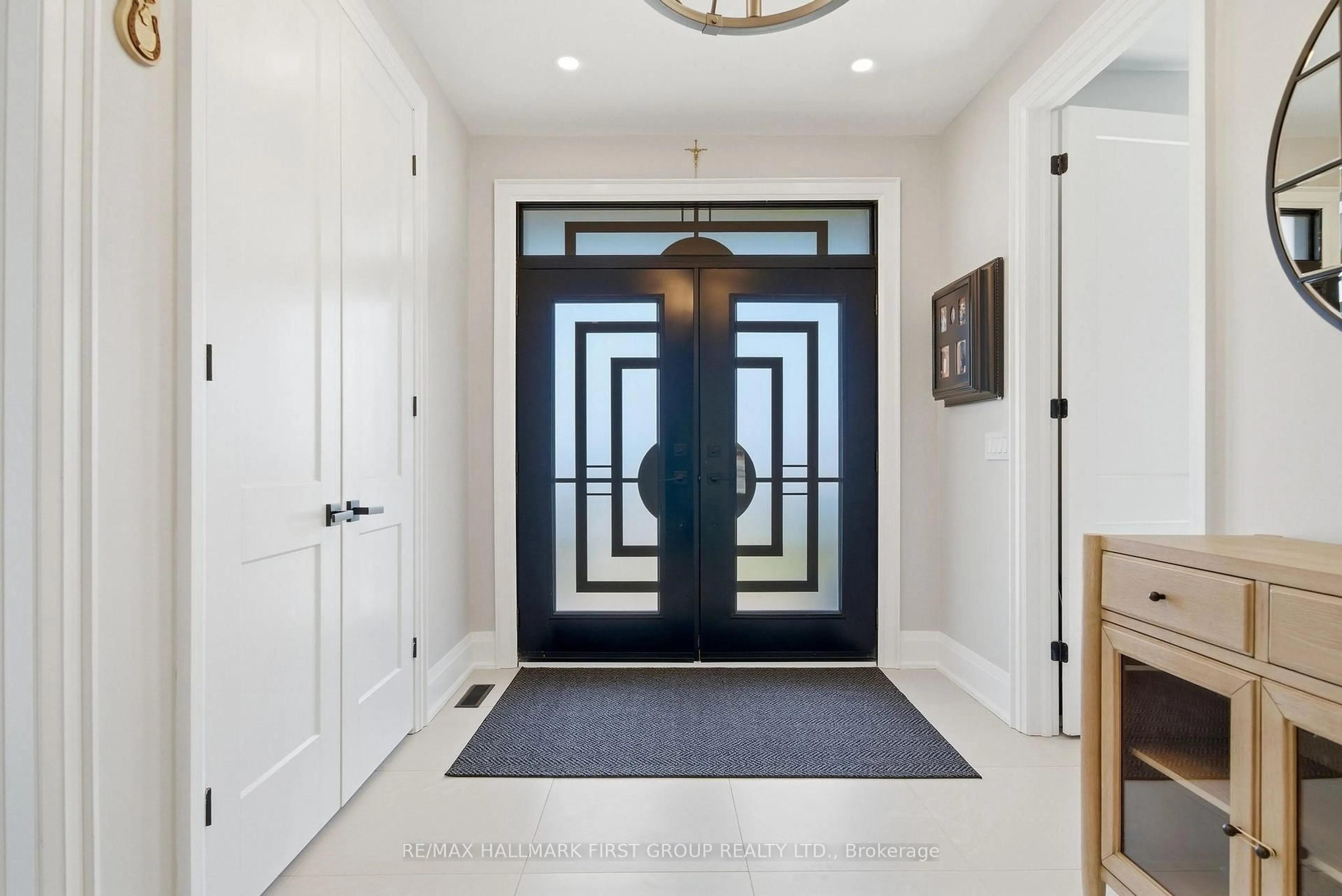 Indoor entryway for 13 Archibald Crt, Hamilton Township Ontario K0K 1C0