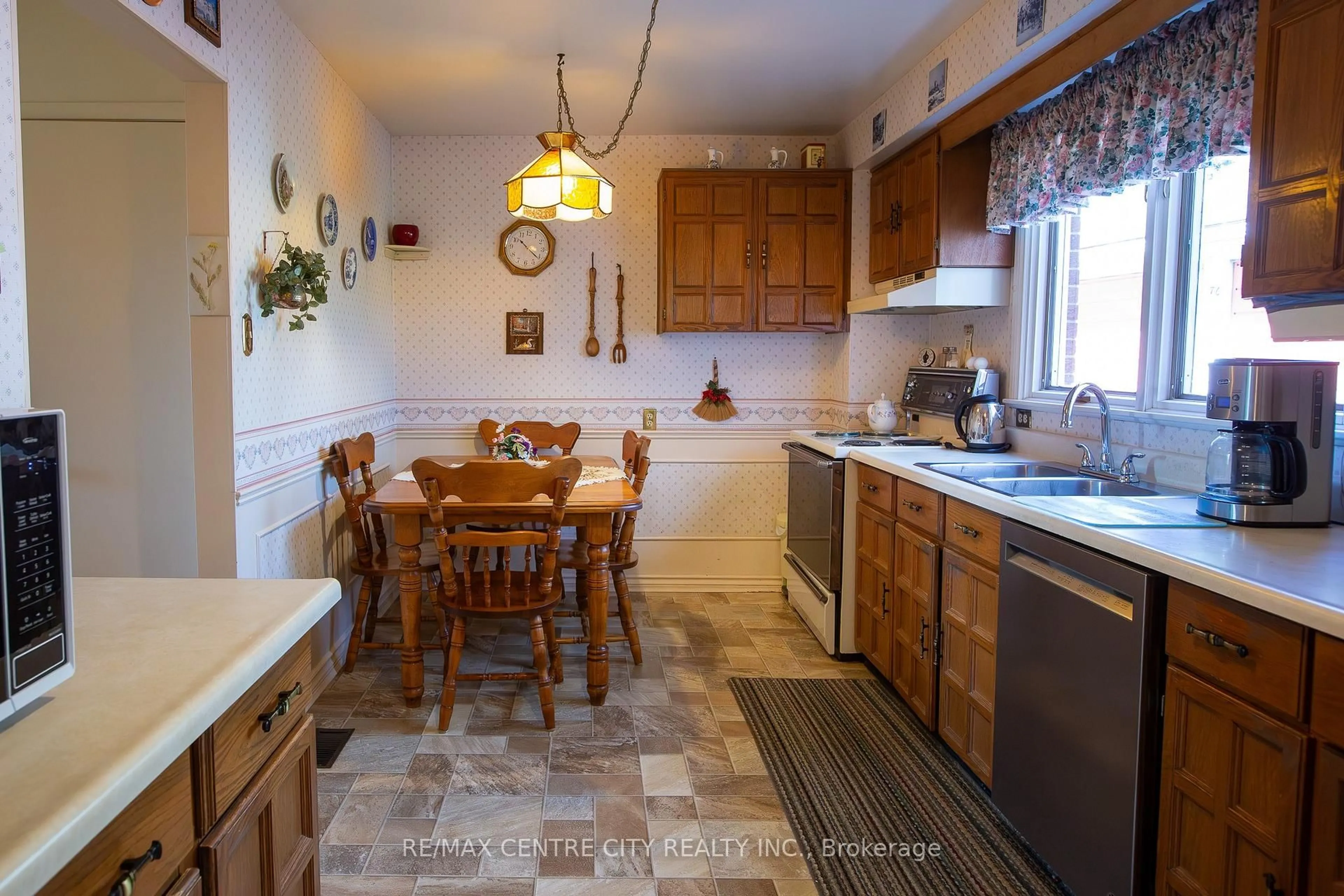 Standard kitchen, ceramic/tile floor for 76 Antrim Cres, London South Ontario N6E 1G8