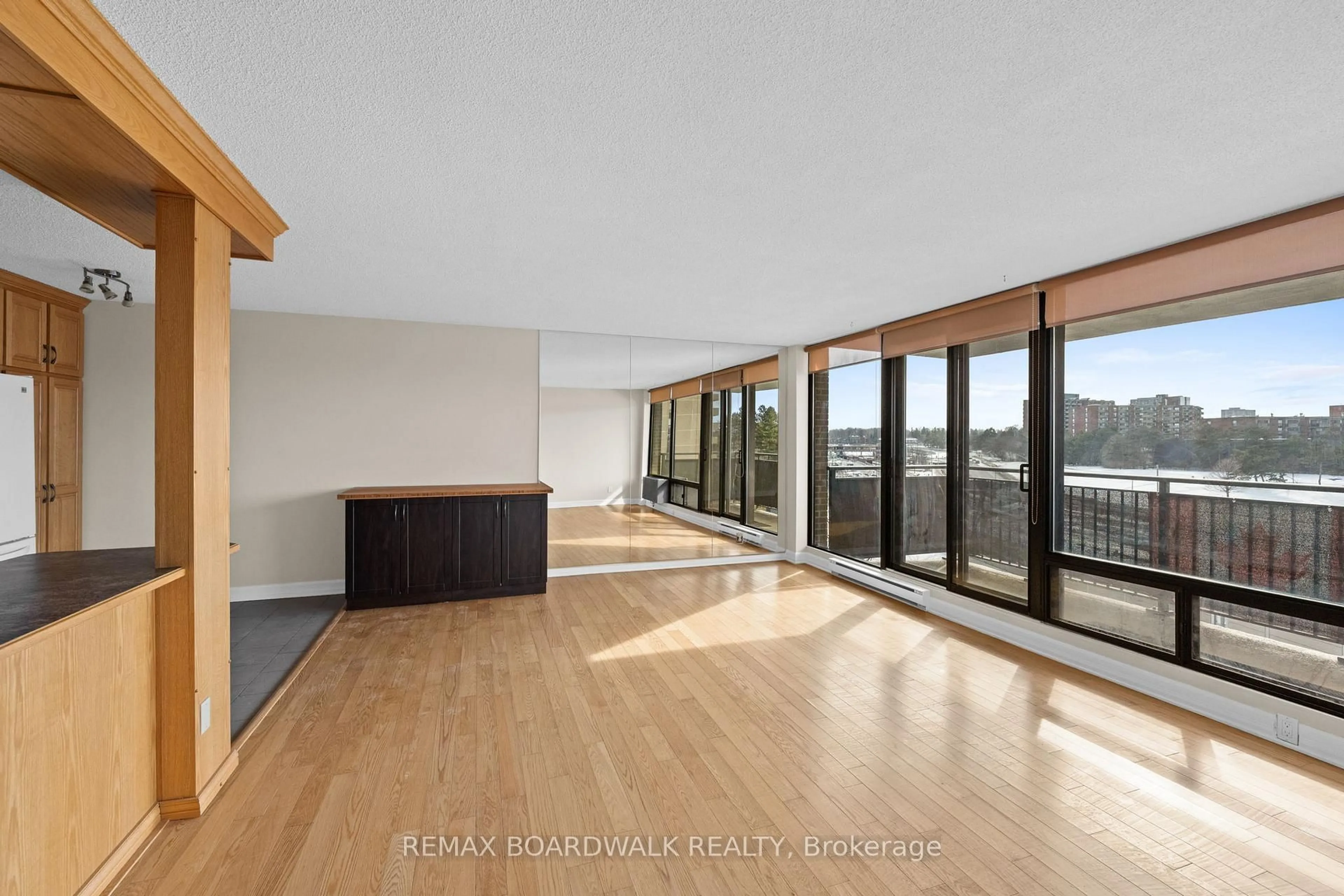 Indoor foyer for 1190 Richmond Rd #502, Ottawa Ontario K2B 8J3