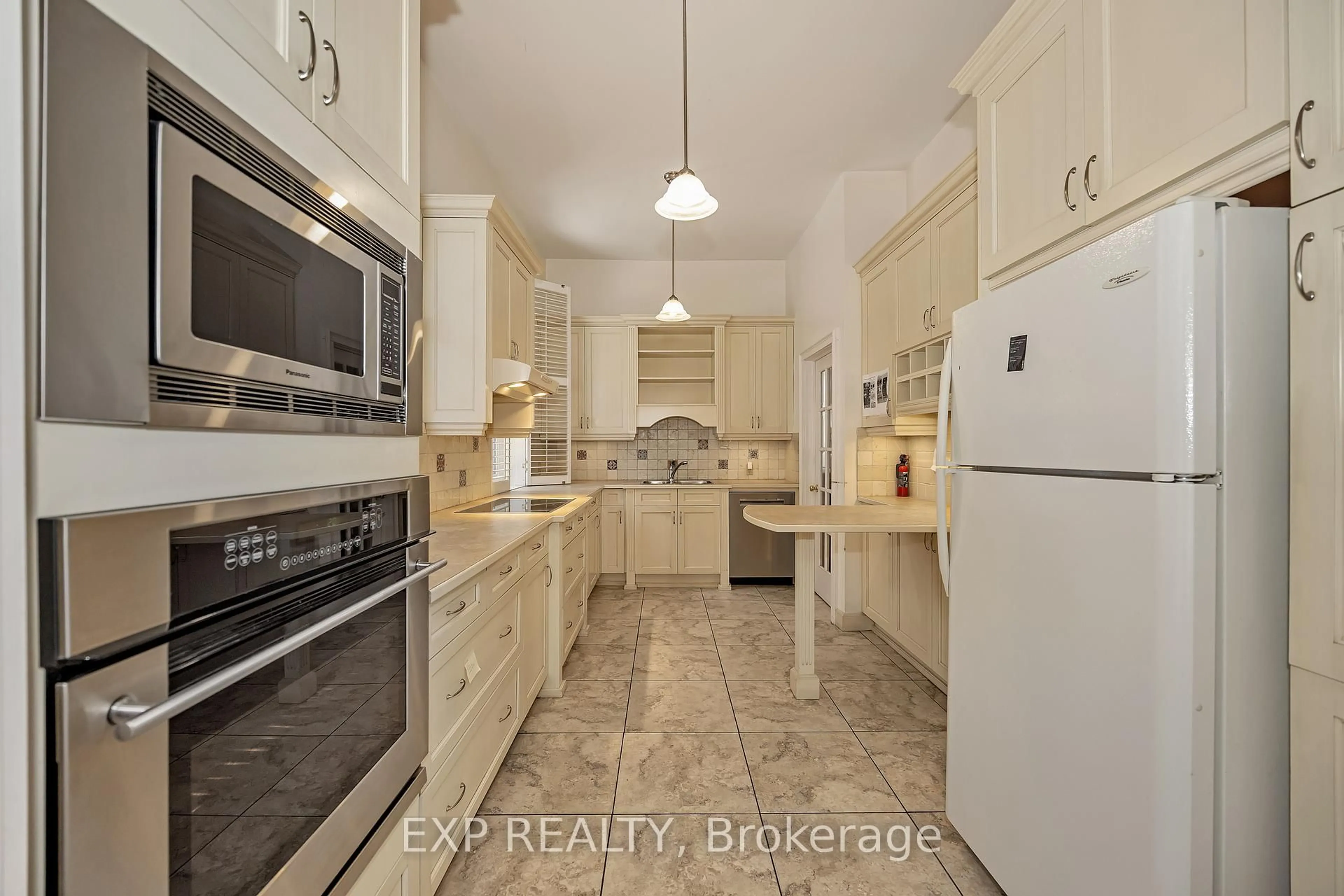 Standard kitchen, ceramic/tile floor for 274 Daly Ave #2, Ottawa Ontario K1N 6G5
