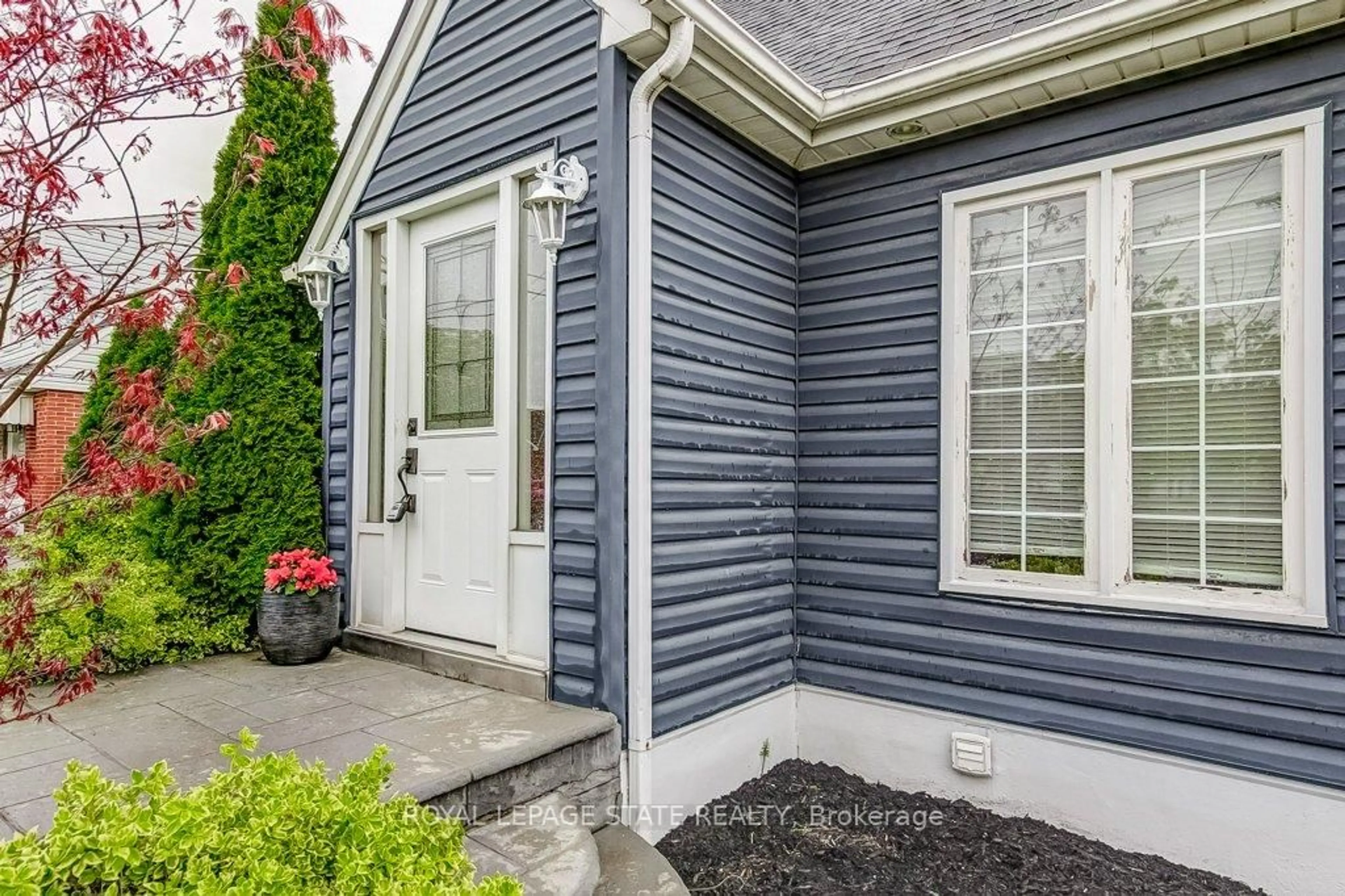 Home with vinyl exterior material, street for 114 Second St, Hamilton Ontario L8G 1Z4