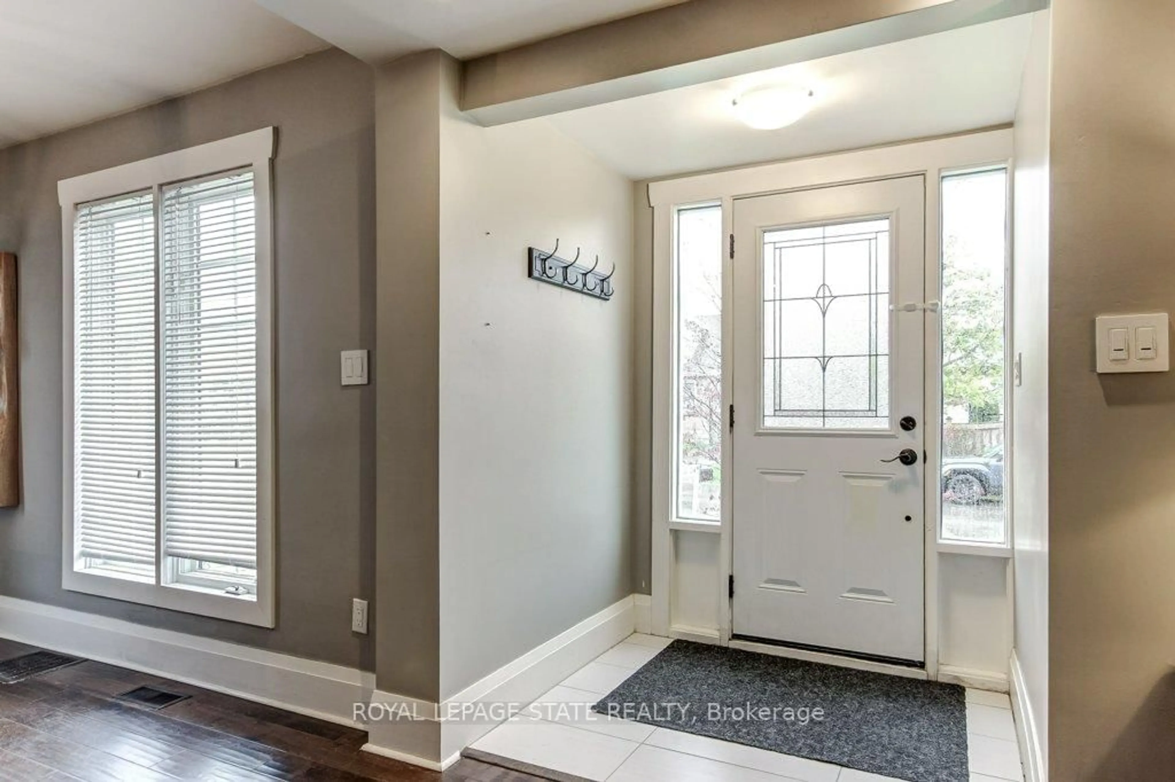 Indoor entryway for 114 Second St, Hamilton Ontario L8G 1Z4