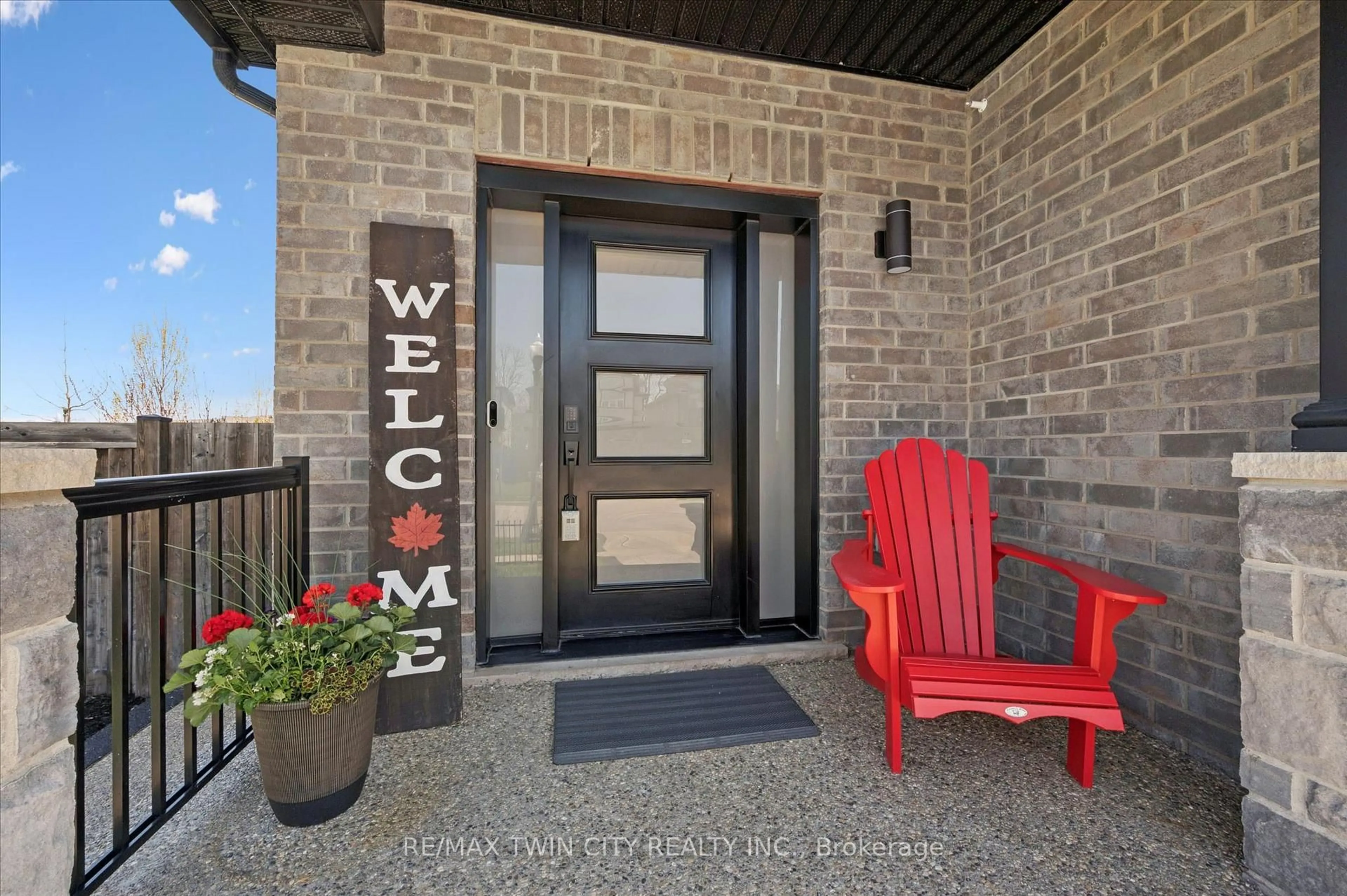 Indoor entryway for 33 Mistywood St, Kitchener Ontario N2P 2N1