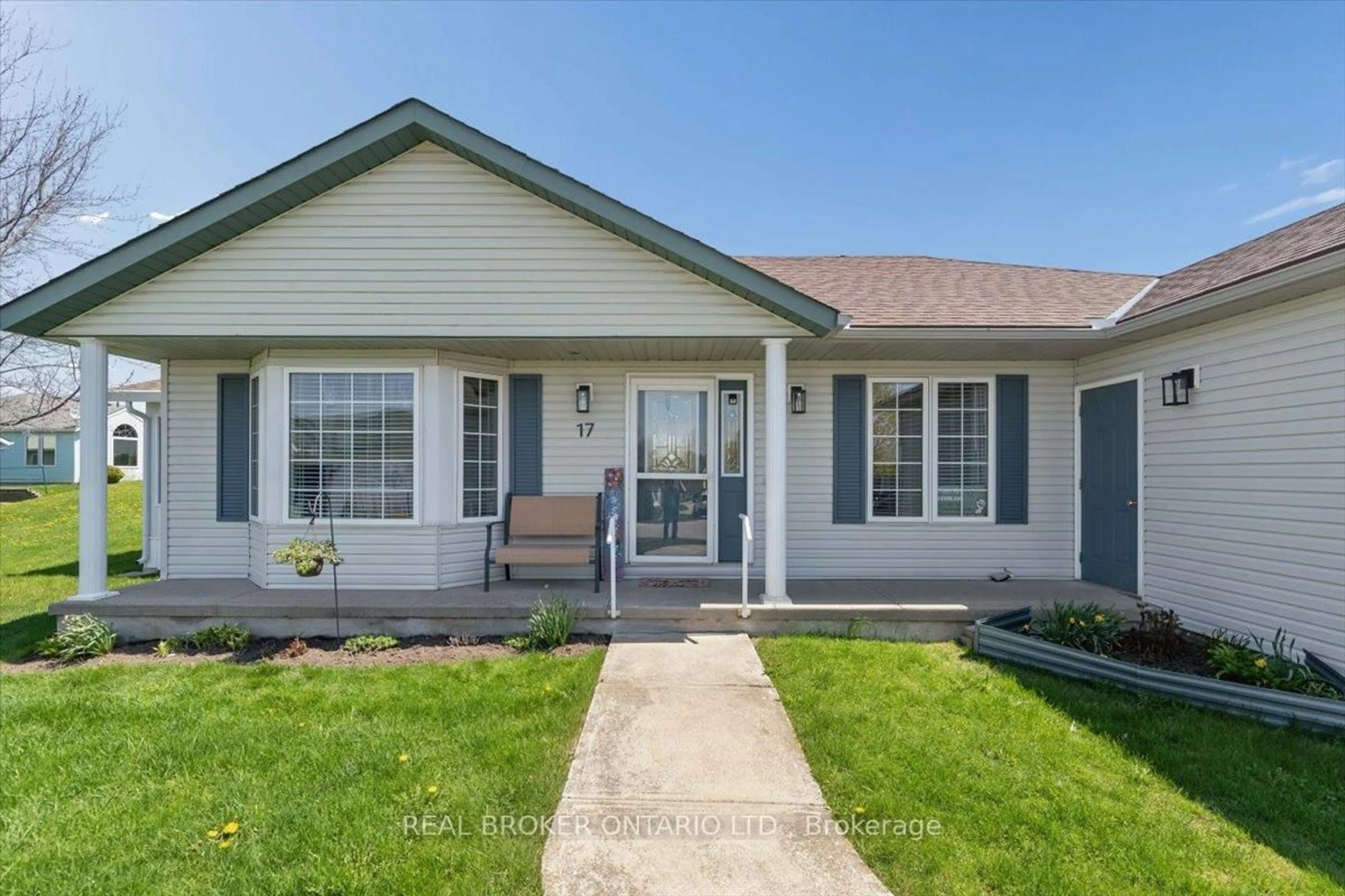 Home with vinyl exterior material, street for 17 GREENFIELD Pl, Wilmot Ontario N3A 2G6