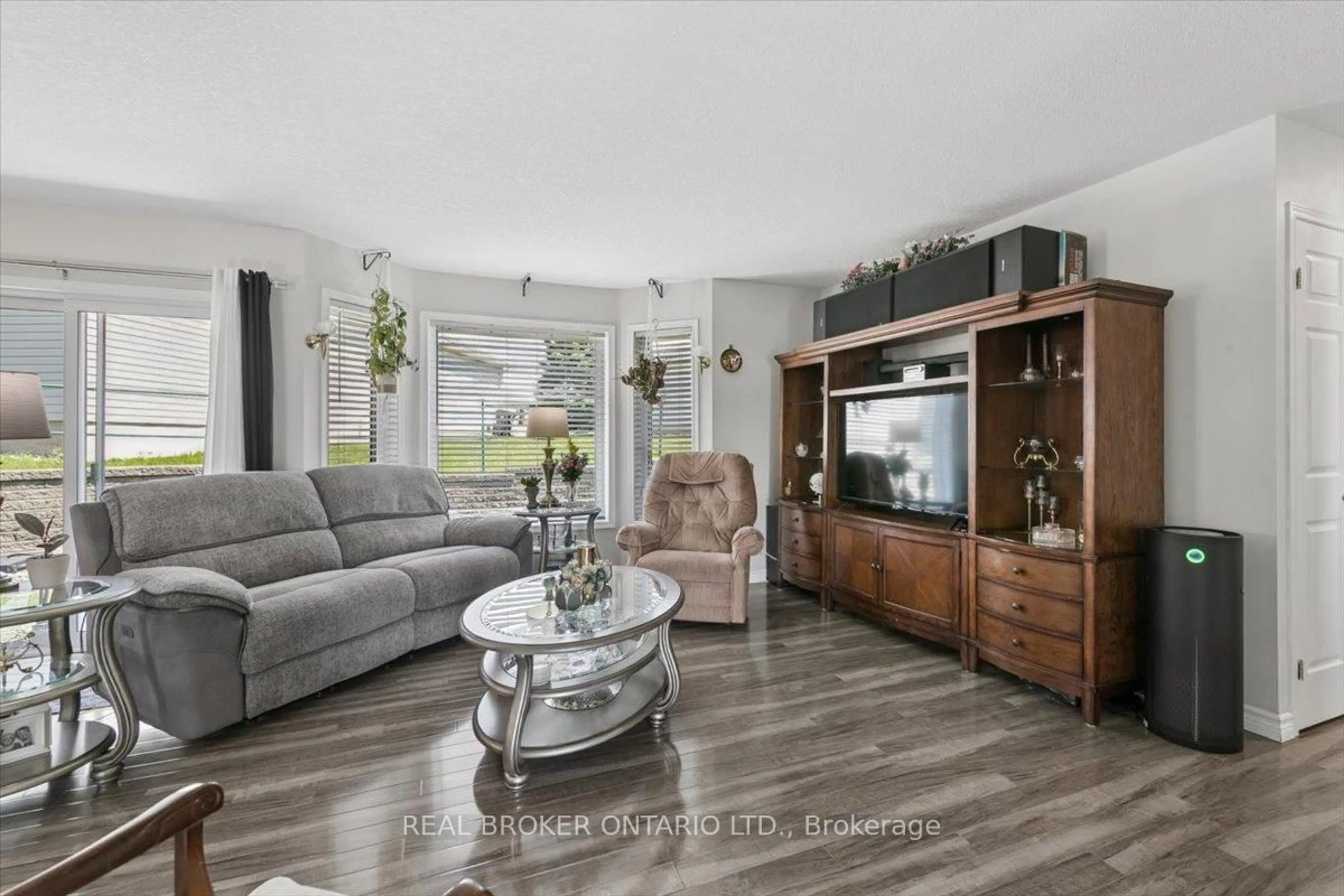 Living room with furniture, unknown for 17 GREENFIELD Pl, Wilmot Ontario N3A 2G6