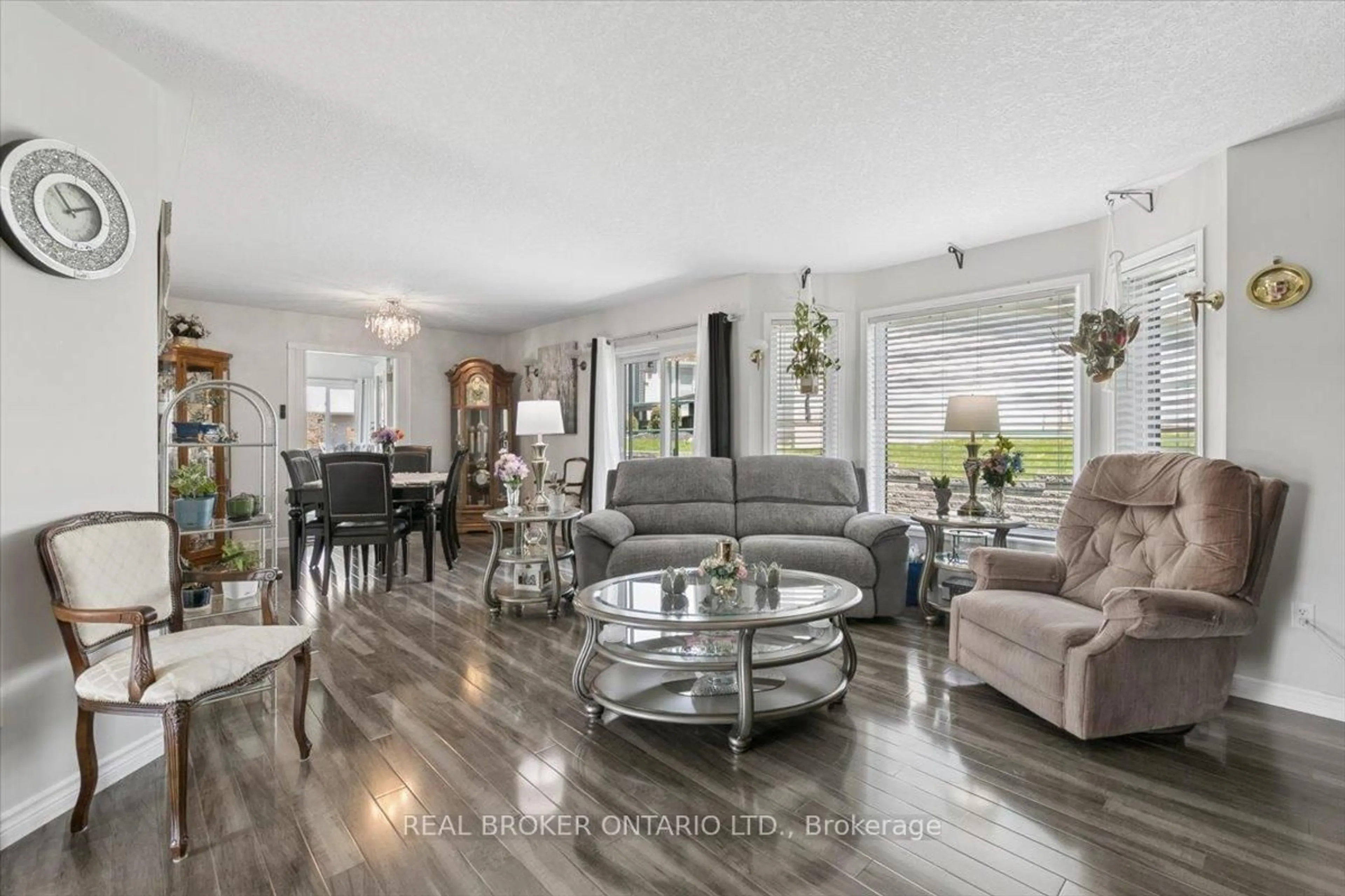 Living room with furniture, wood/laminate floor for 17 GREENFIELD Pl, Wilmot Ontario N3A 2G6