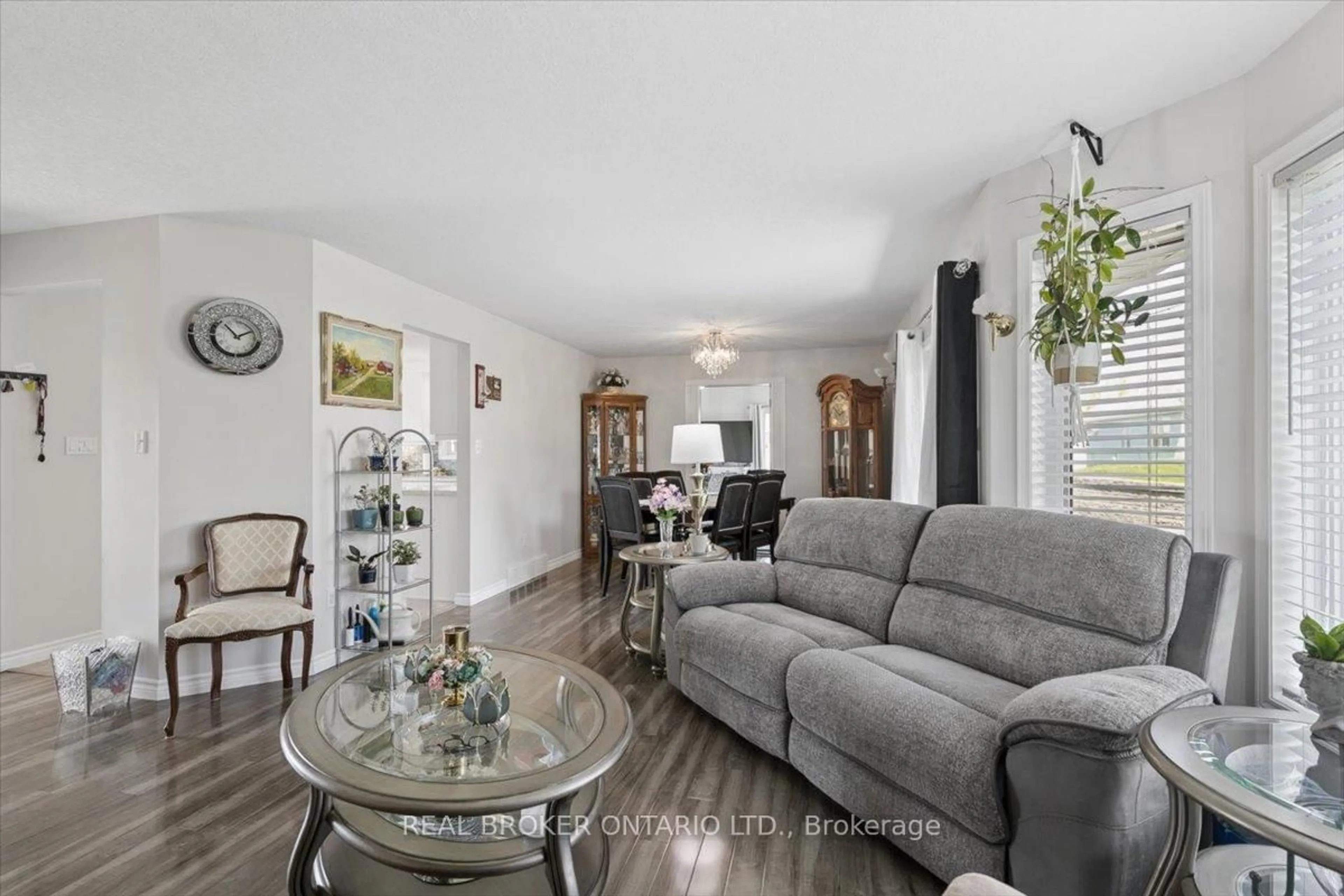 Living room with furniture, unknown for 17 GREENFIELD Pl, Wilmot Ontario N3A 2G6