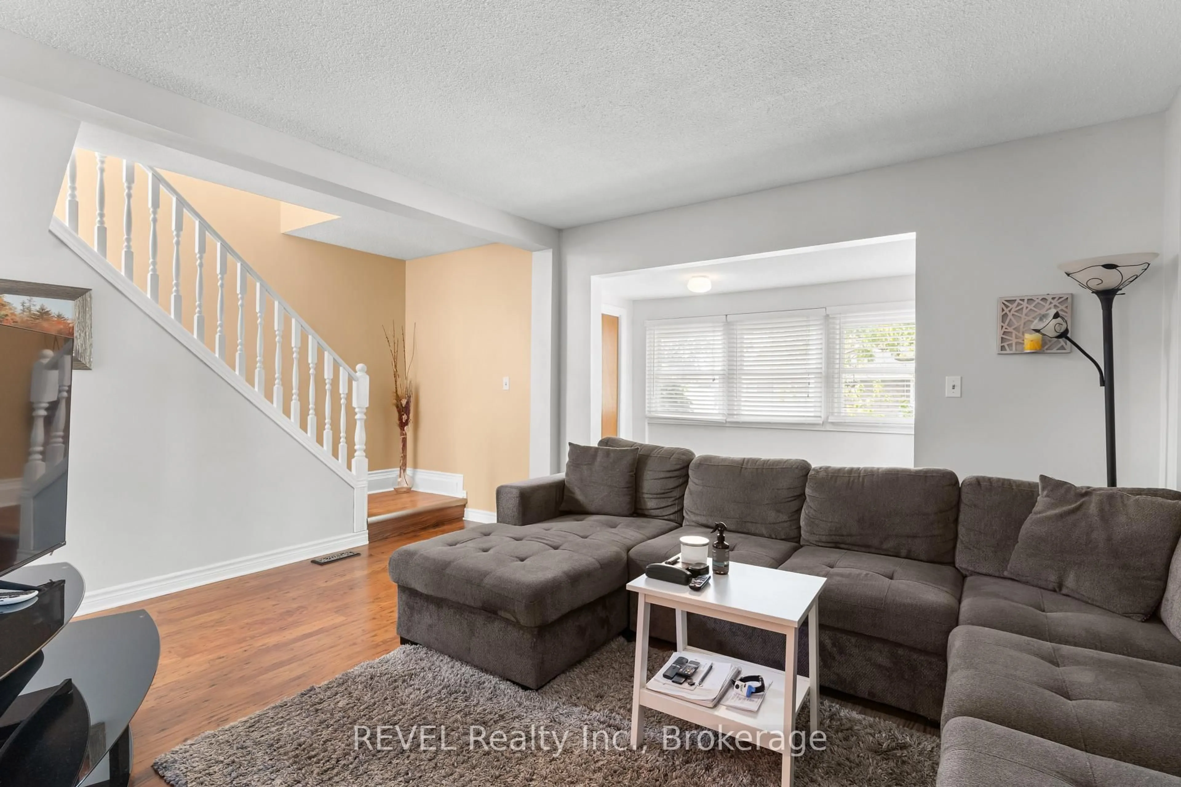 Living room with furniture, unknown for 32 Bay Ave, Welland Ontario L3B 3G6