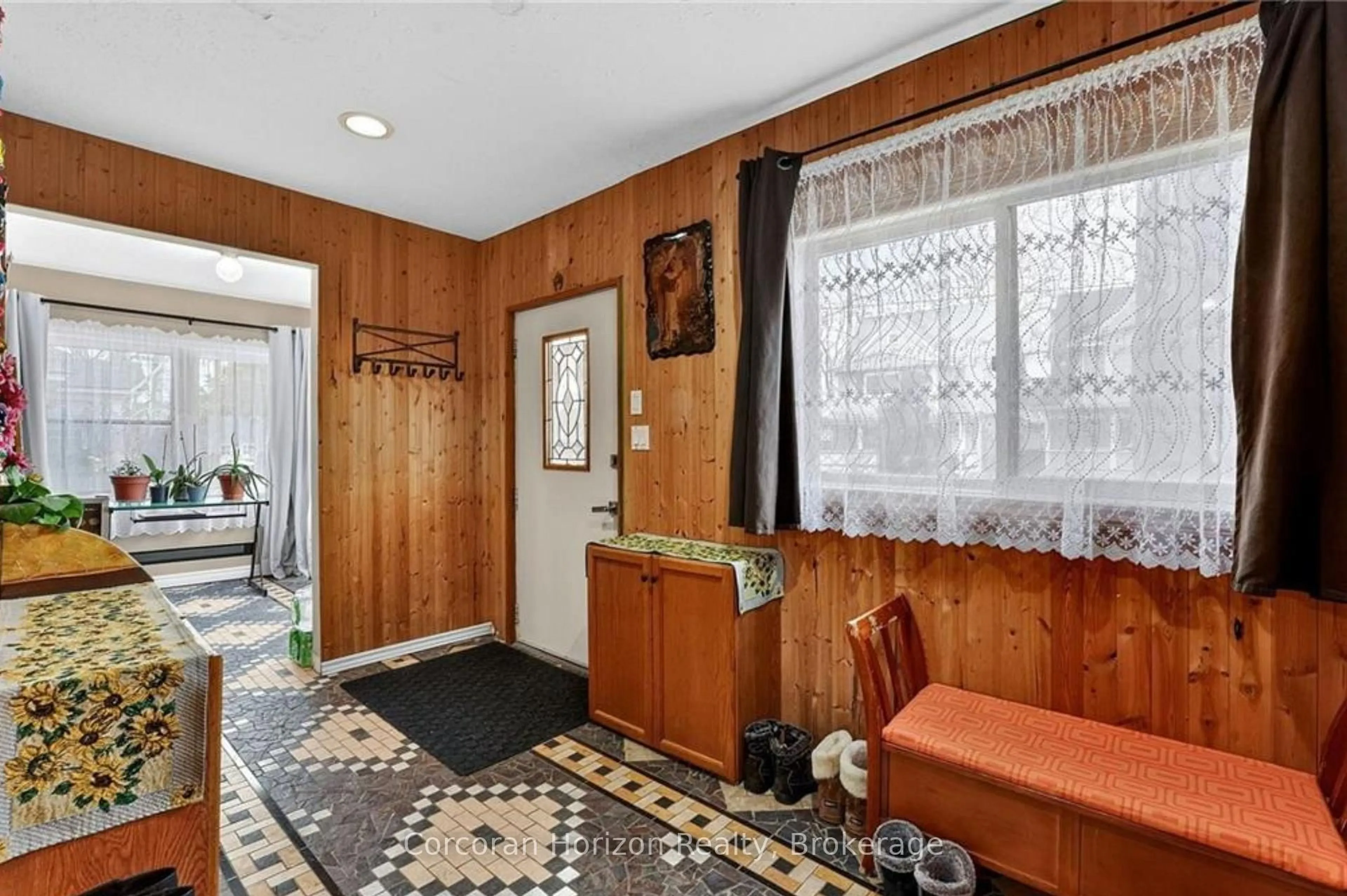 Indoor foyer for 5270 Second Ave, Niagara Falls Ontario L2E 4K2