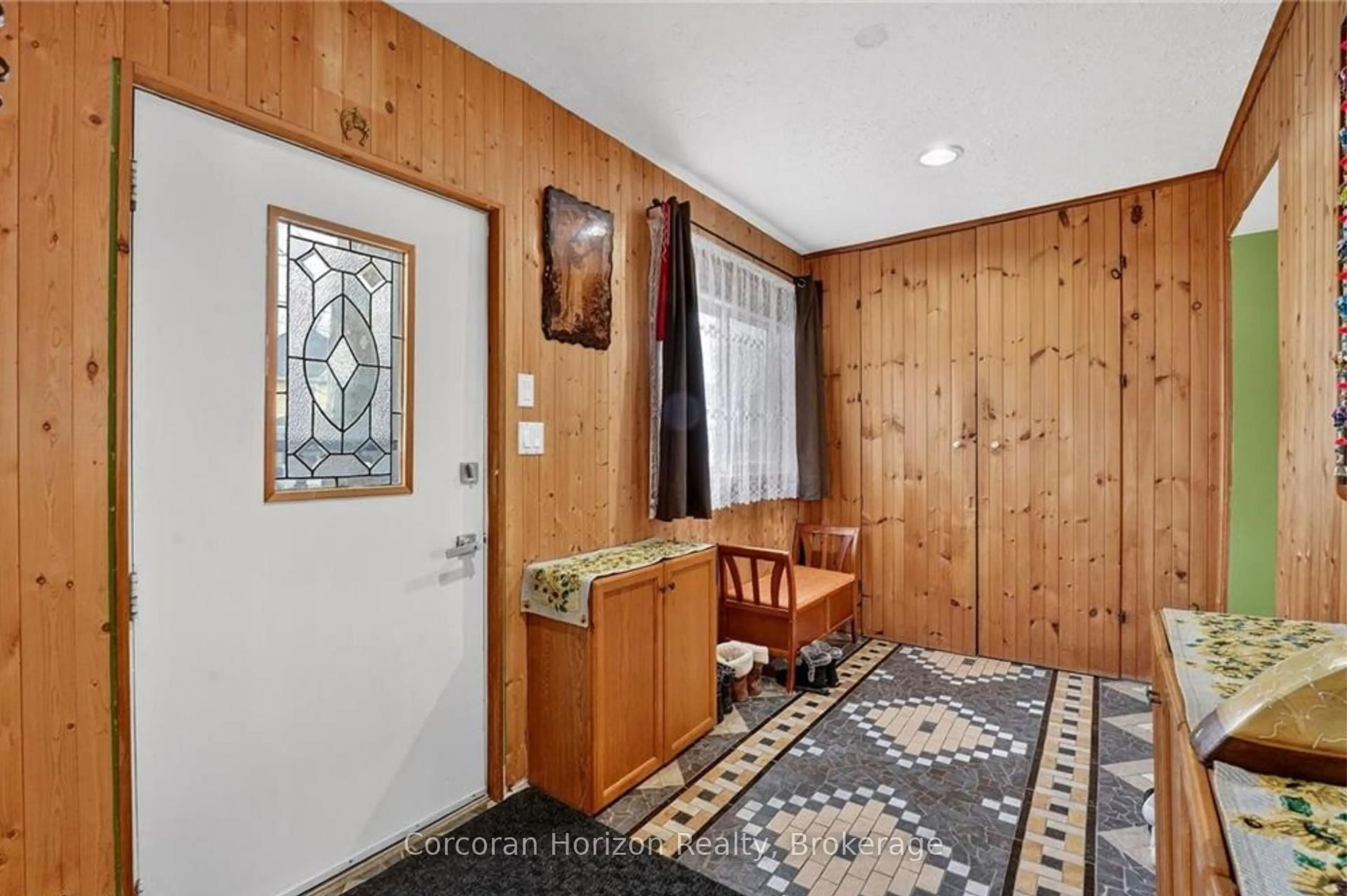 Indoor foyer for 5270 Second Ave, Niagara Falls Ontario L2E 4K2