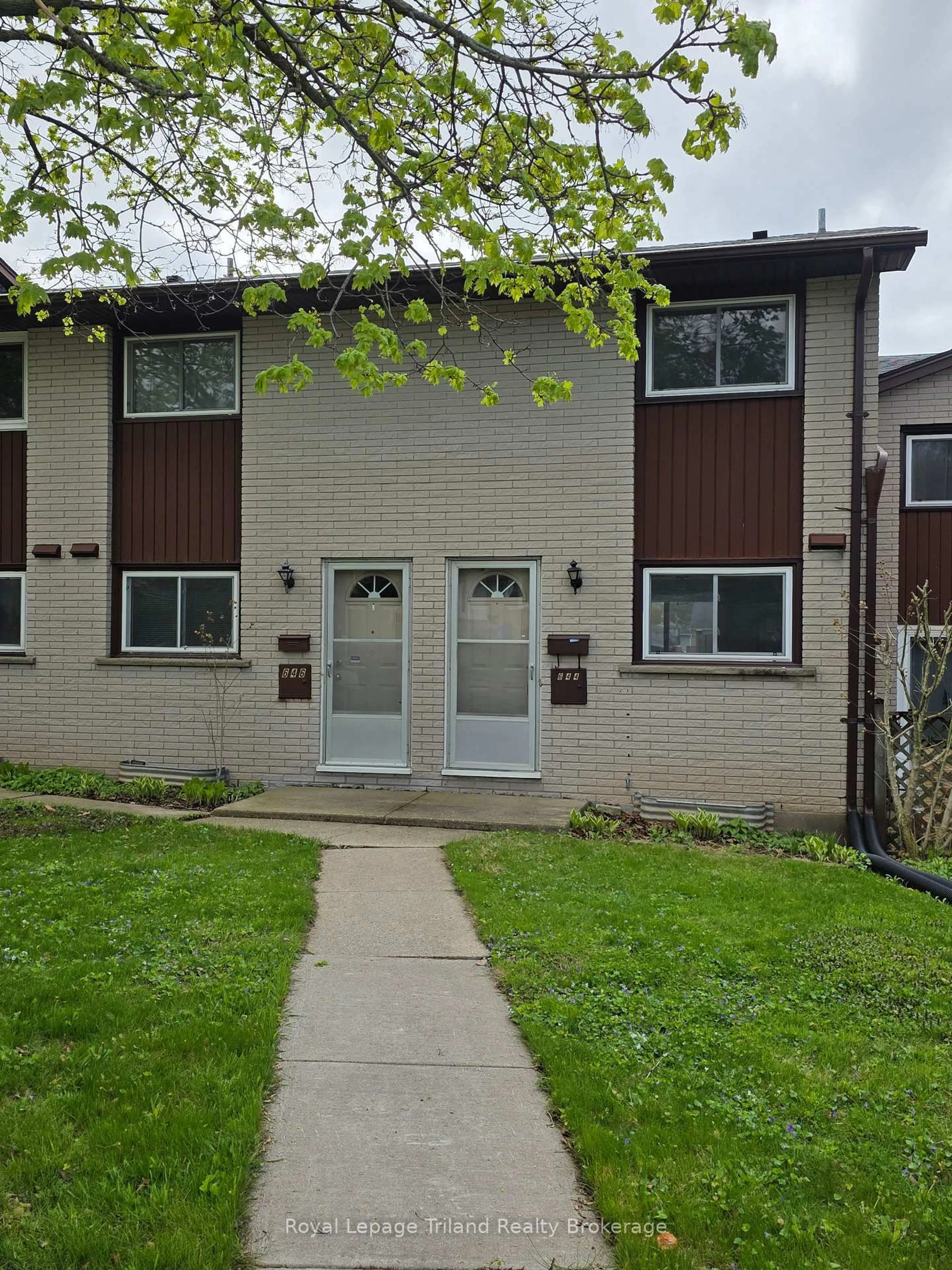 Home with vinyl exterior material, street for 644 Brant St, Woodstock Ontario N4S 5J8