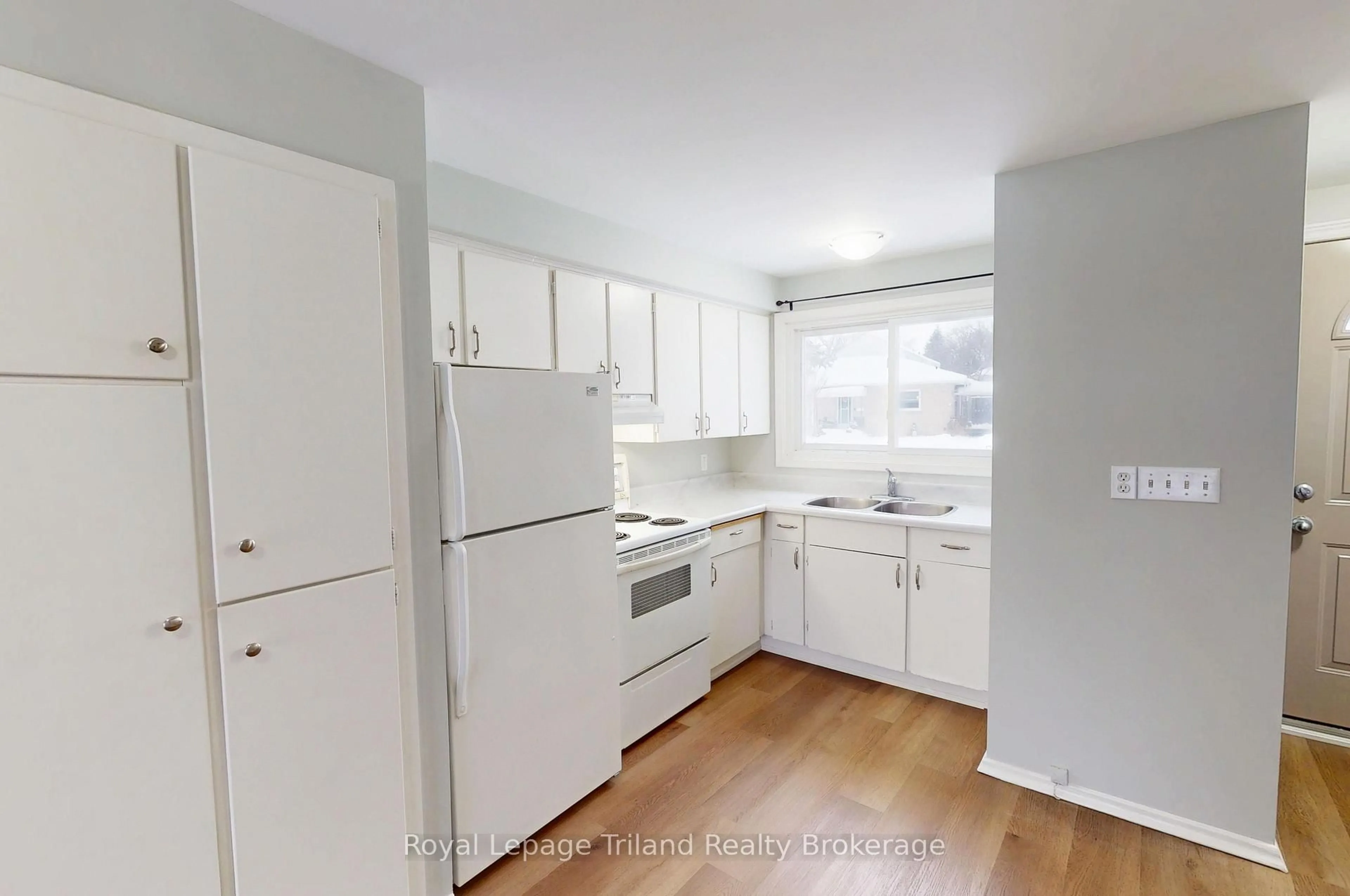 Standard kitchen, unknown for 644 Brant St, Woodstock Ontario N4S 5J8