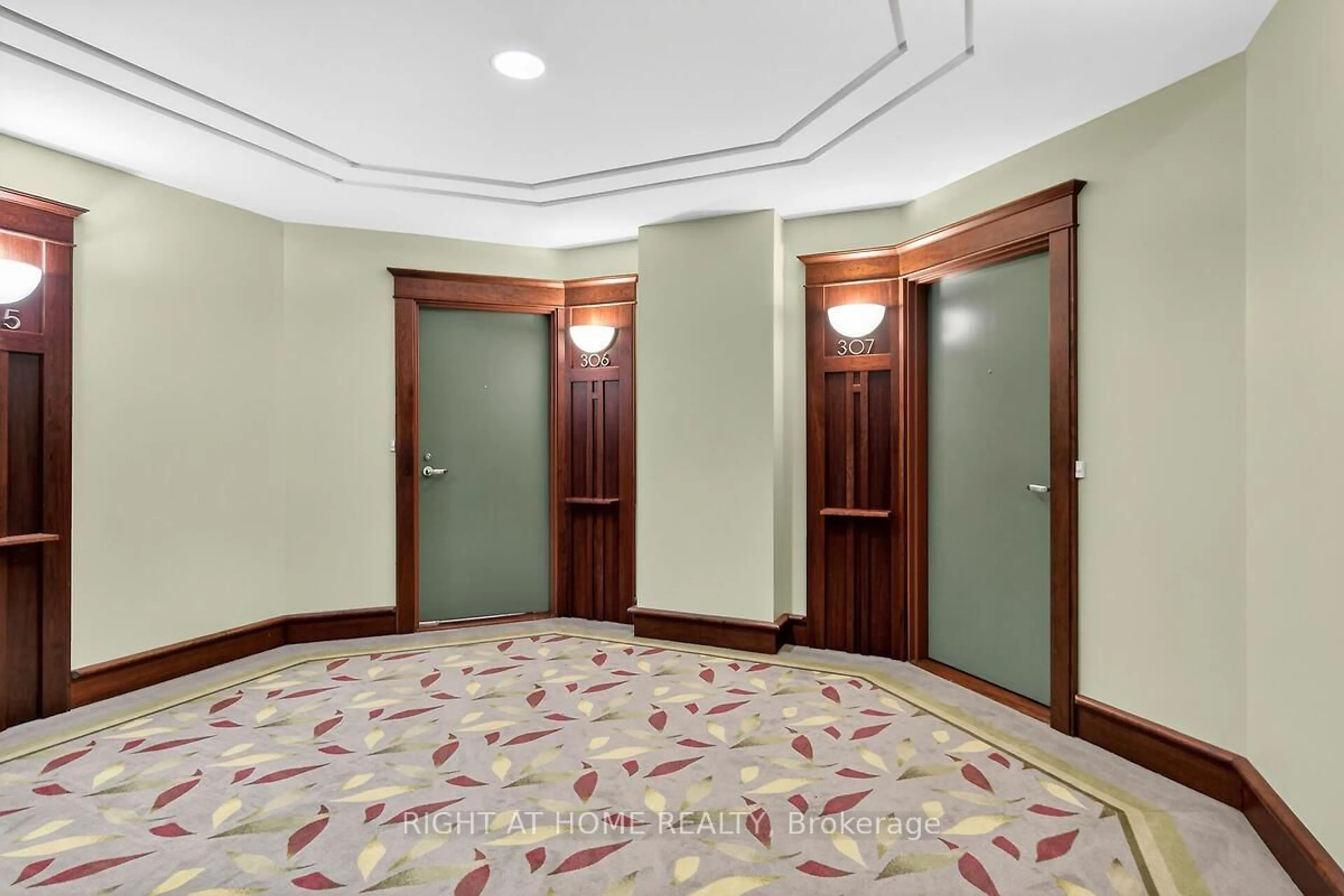 Indoor foyer for 136 Darlington Private #307, Ottawa Ontario K1V 0X6