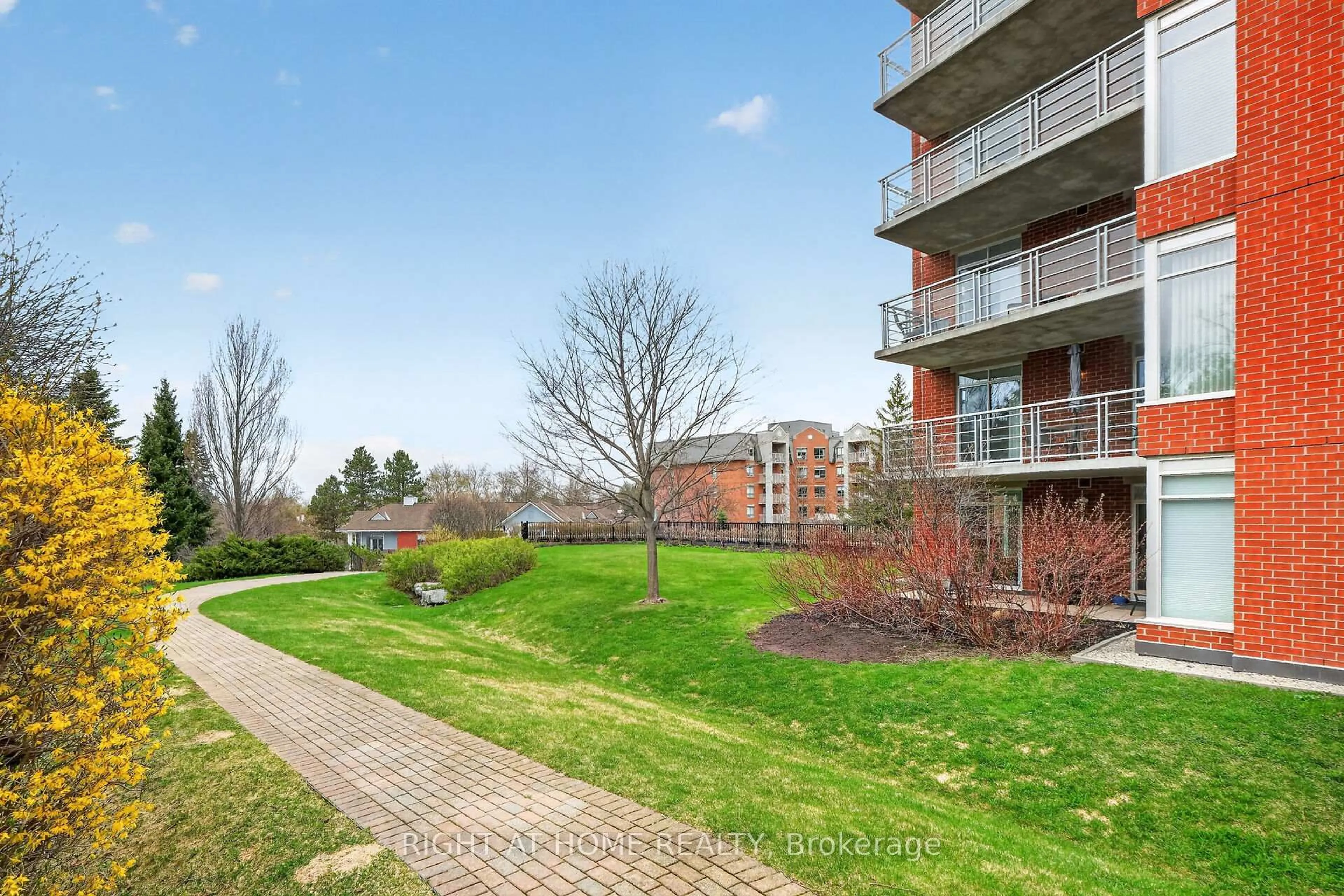 A pic from outside/outdoor area/front of a property/back of a property/a pic from drone, unknown for 136 Darlington Private #307, Ottawa Ontario K1V 0X6
