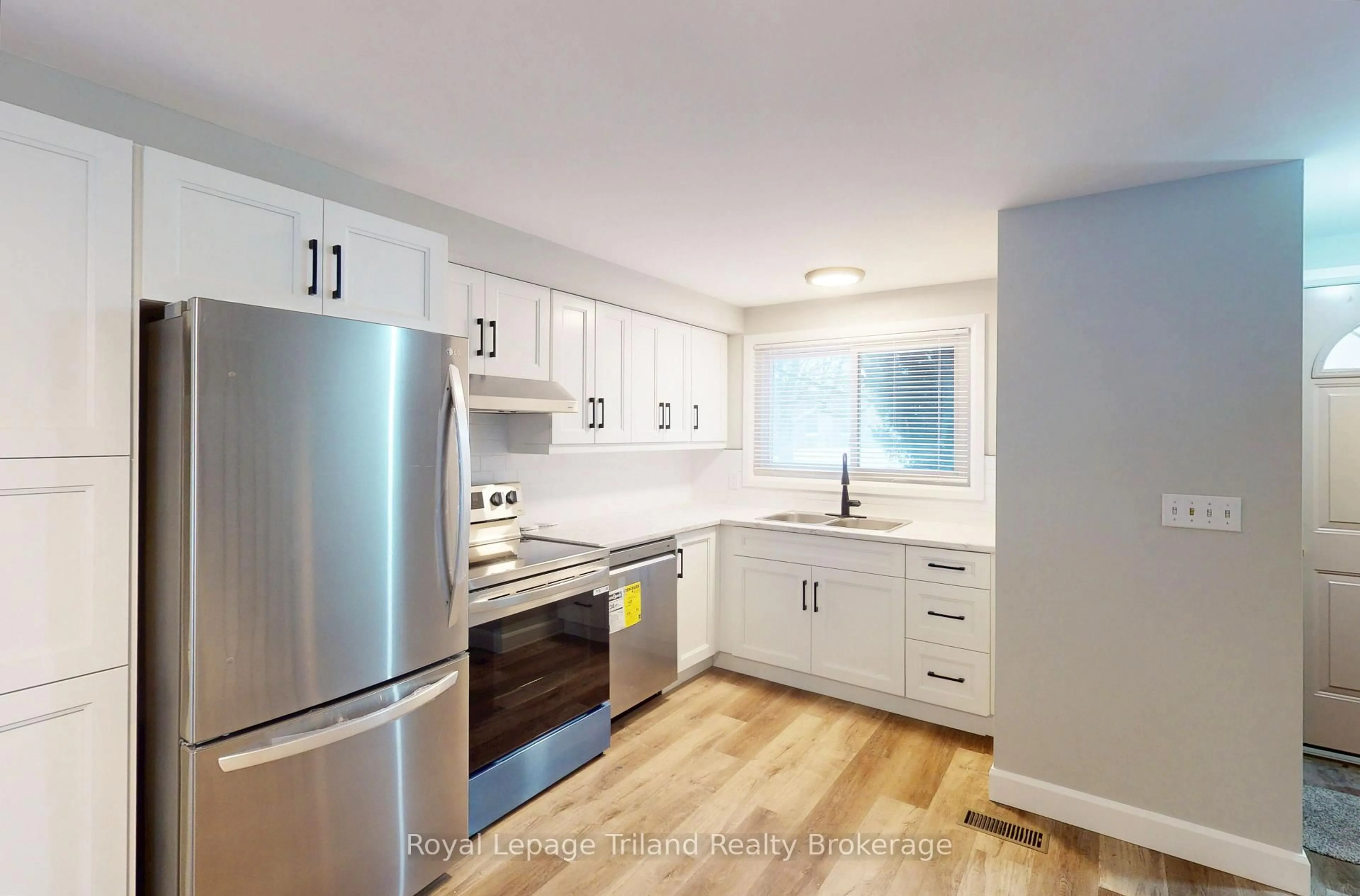 Open concept kitchen, wood/laminate floor for 653 Northdale Dr, Woodstock Ontario N4S 5J8