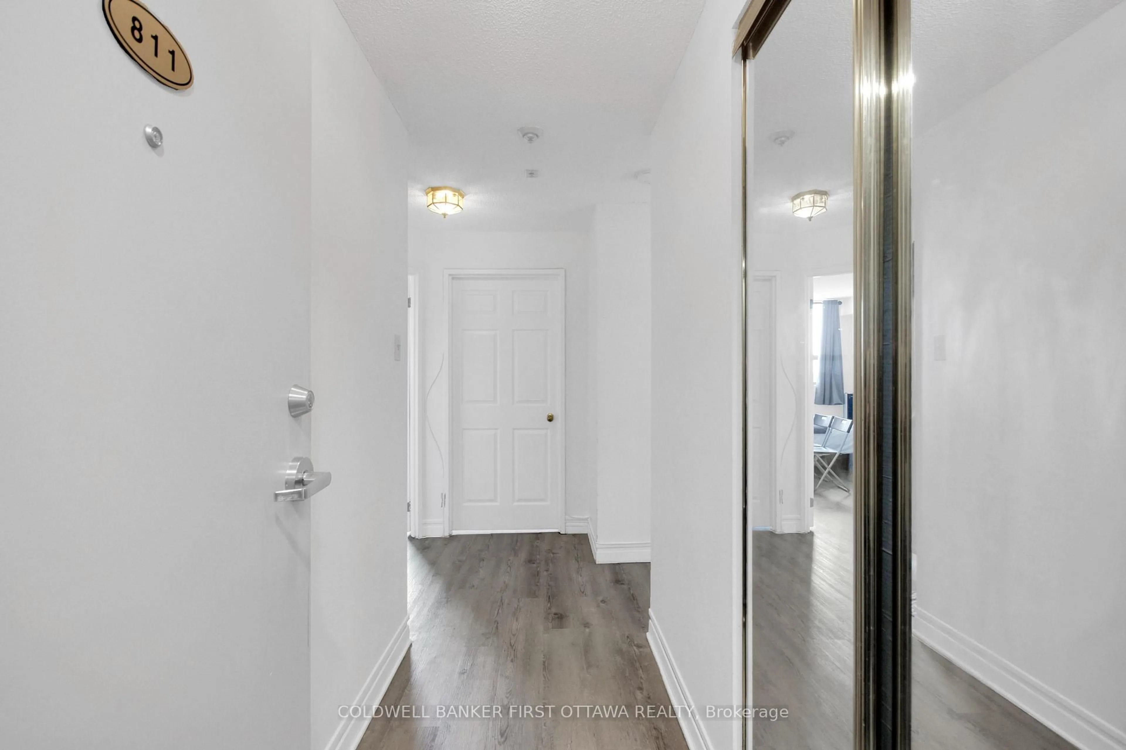 Indoor entryway for 1440 Heron Rd #811, Ottawa Ontario K1V 0X2