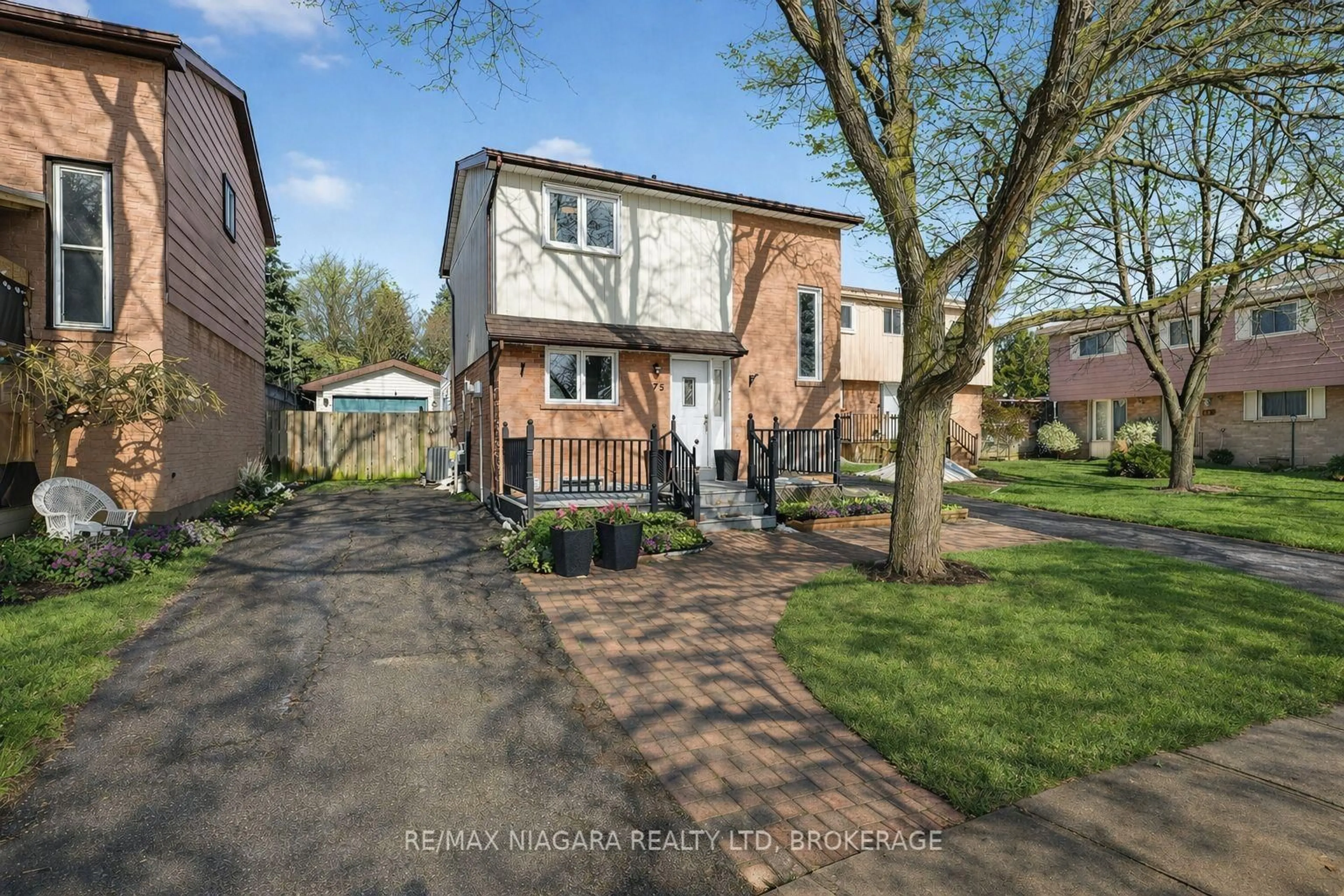 A pic from outside/outdoor area/front of a property/back of a property/a pic from drone, street for 75 Berrisfield Cres, Hamilton Ontario L8T 4X1