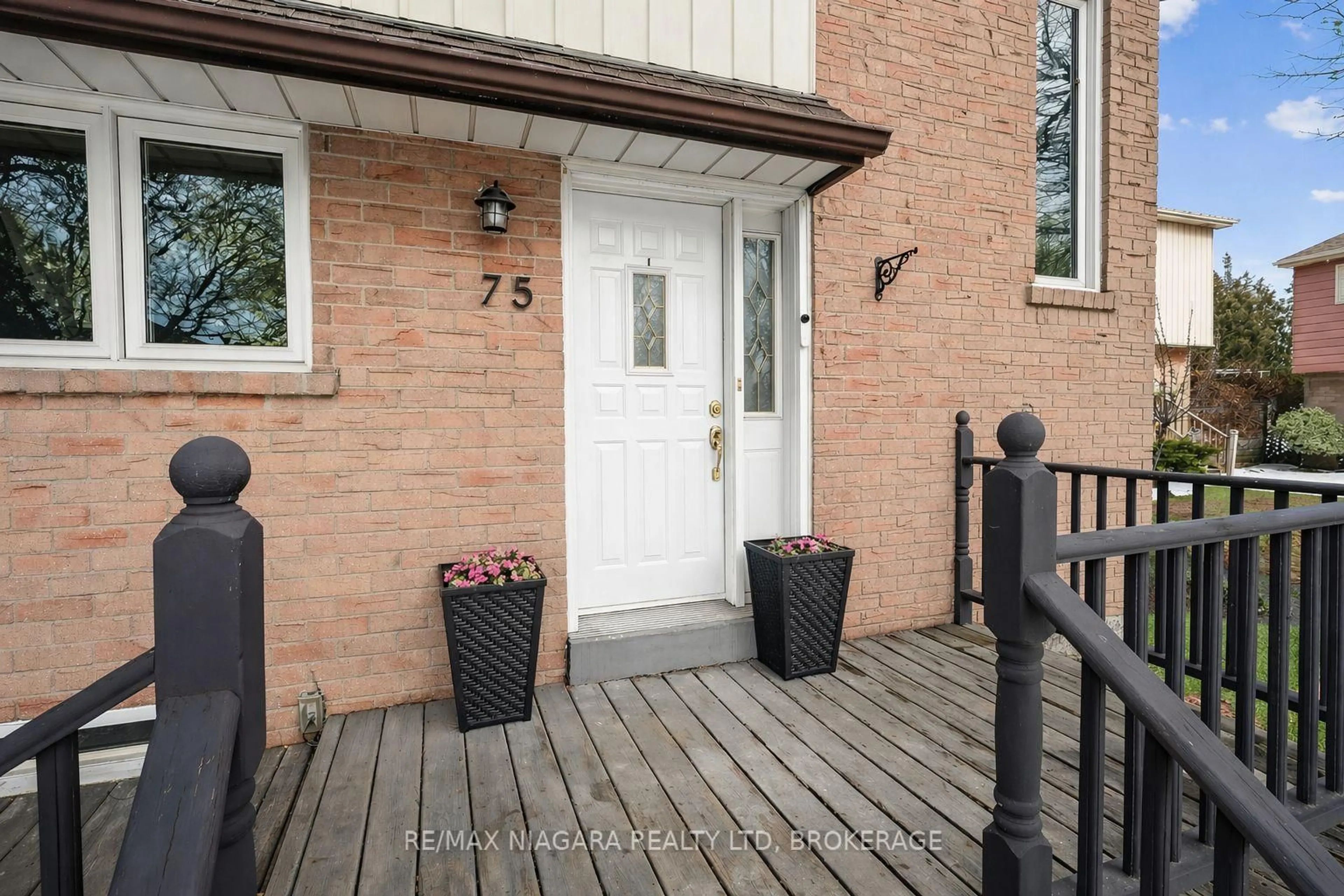Indoor entryway for 75 Berrisfield Cres, Hamilton Ontario L8T 4X1
