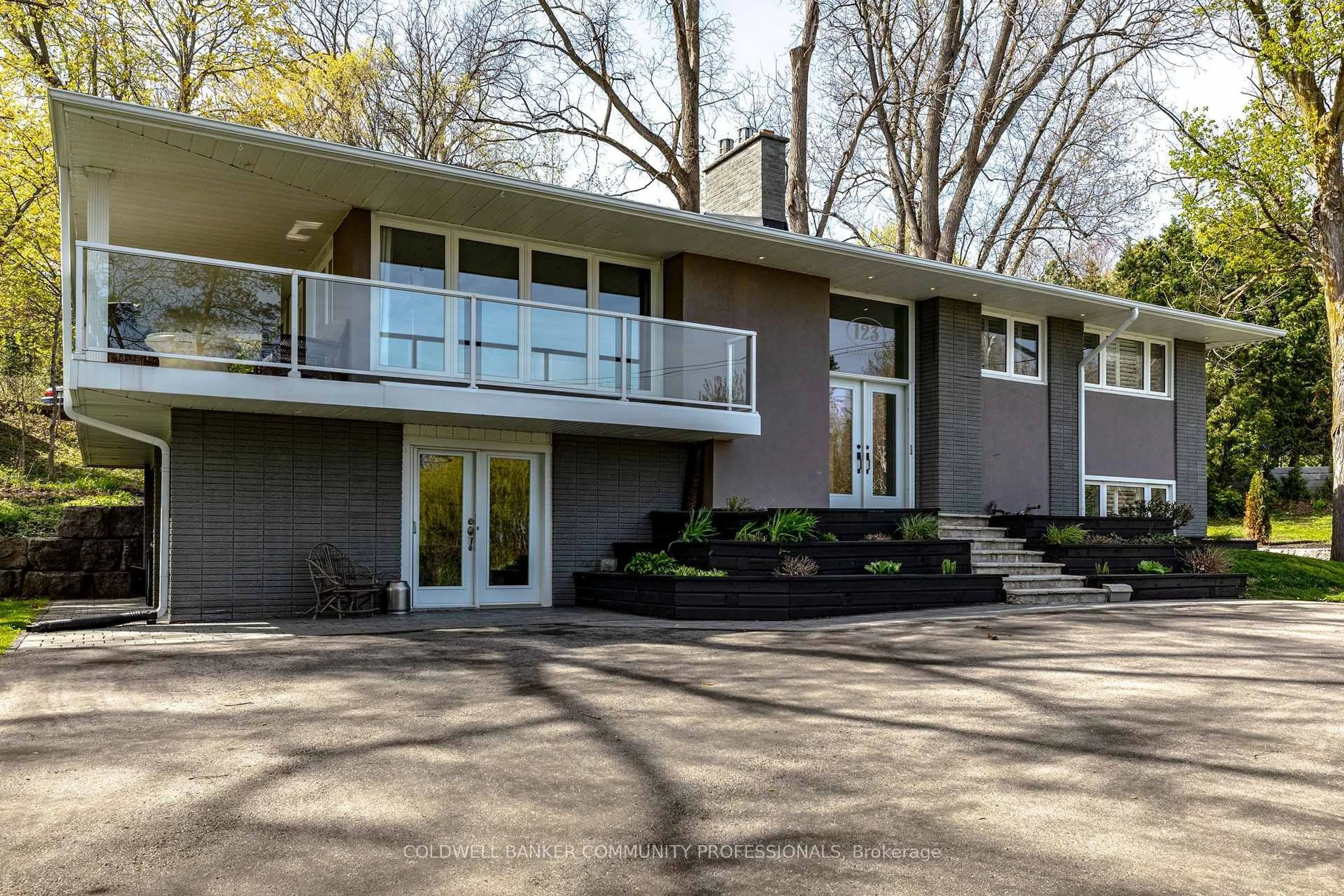Home with brick exterior material, street for 123 Hillcrest Ave, Hamilton Ontario L9H 4X7