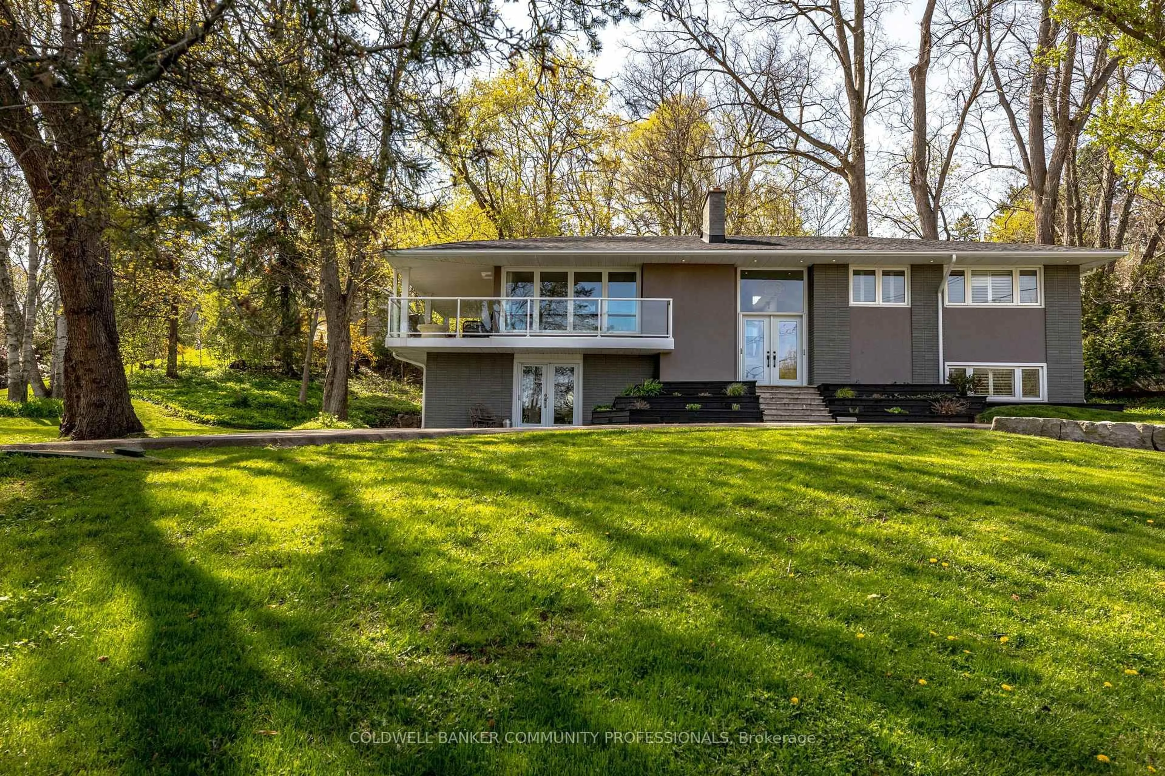 Home with vinyl exterior material, water/lake/river/ocean view for 123 Hillcrest Ave, Hamilton Ontario L9H 4X7