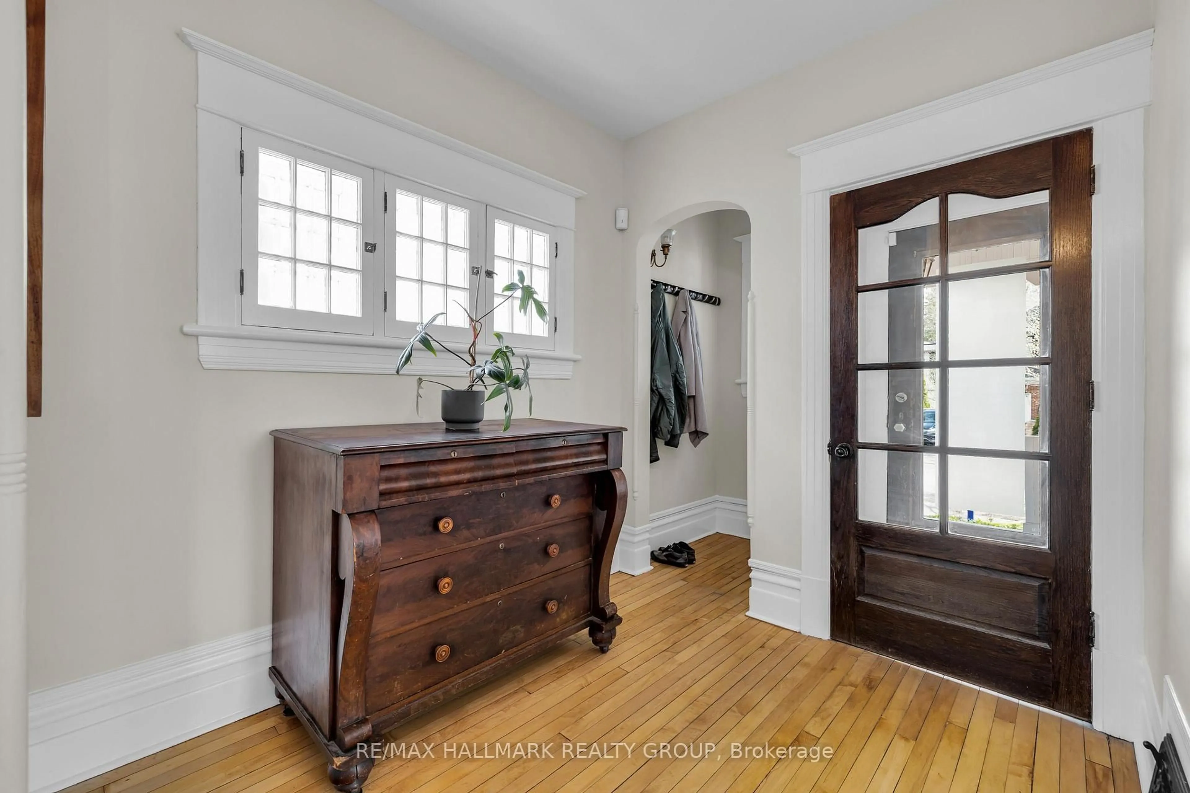Indoor entryway for 474 Brierwood Ave, Ottawa Ontario K2A 2H3