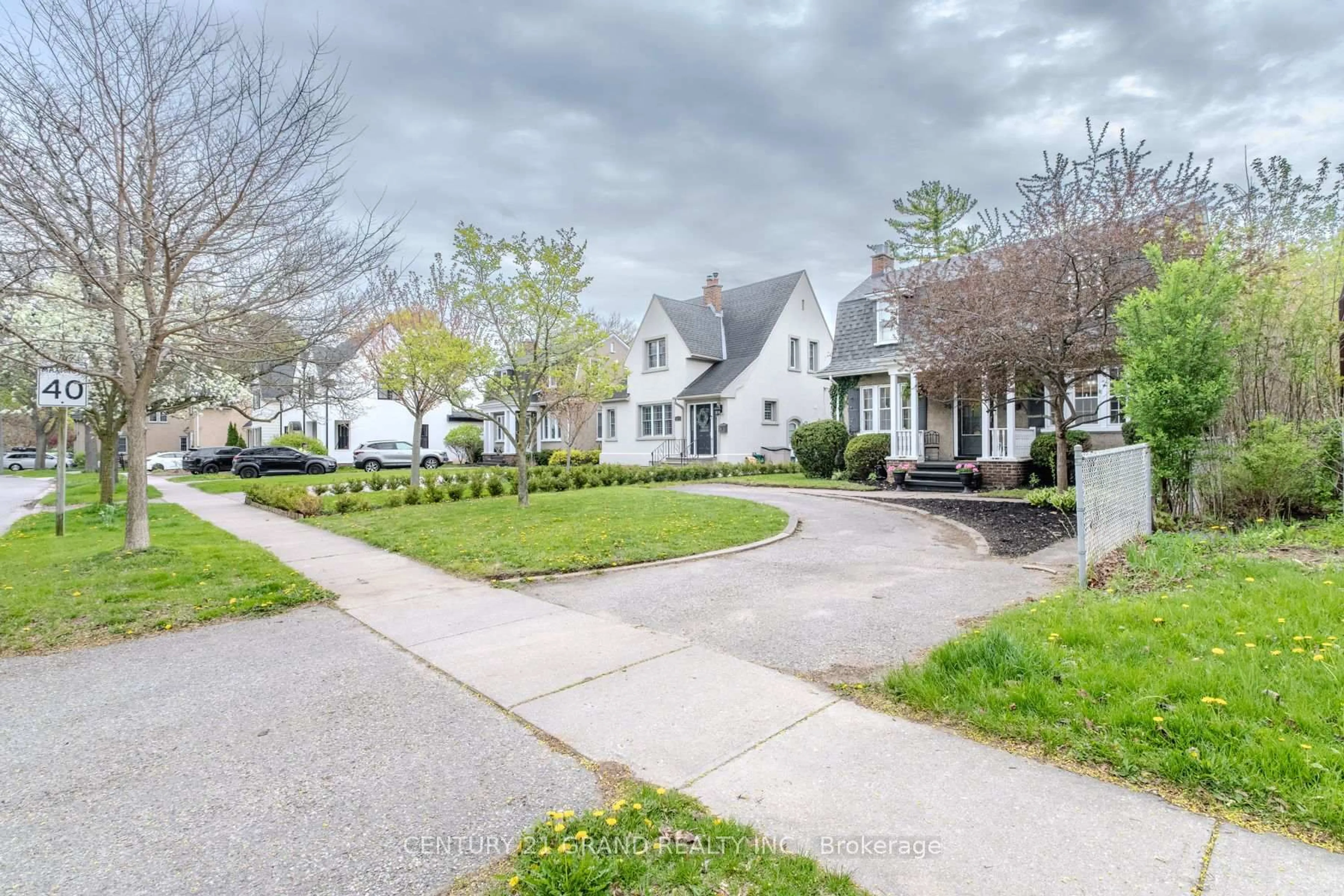 A pic from outside/outdoor area/front of a property/back of a property/a pic from drone, street for 58 Lincoln Ave, Brantford Ontario N3T 4S7