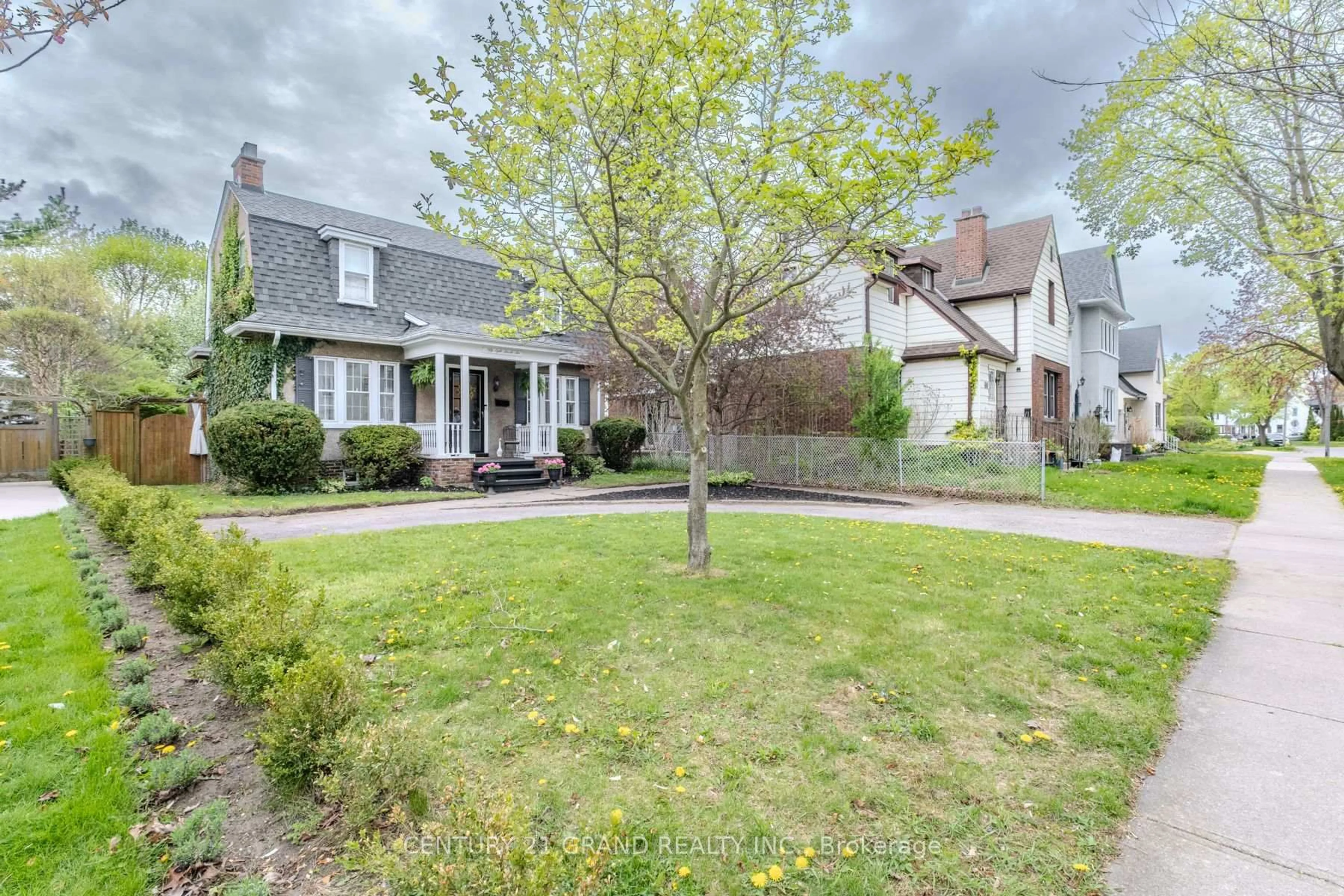 A pic from outside/outdoor area/front of a property/back of a property/a pic from drone, street for 58 Lincoln Ave, Brantford Ontario N3T 4S7