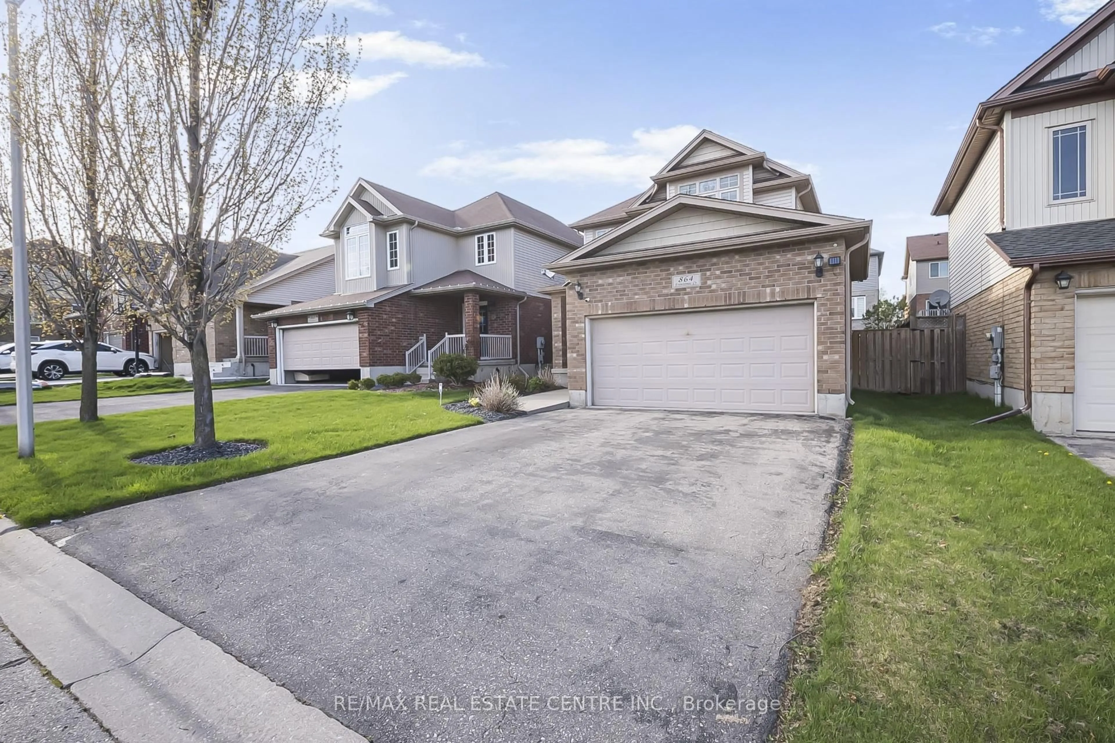 A pic from outside/outdoor area/front of a property/back of a property/a pic from drone, street for 864 Frontenac Cres, Woodstock Ontario N4V 0A8