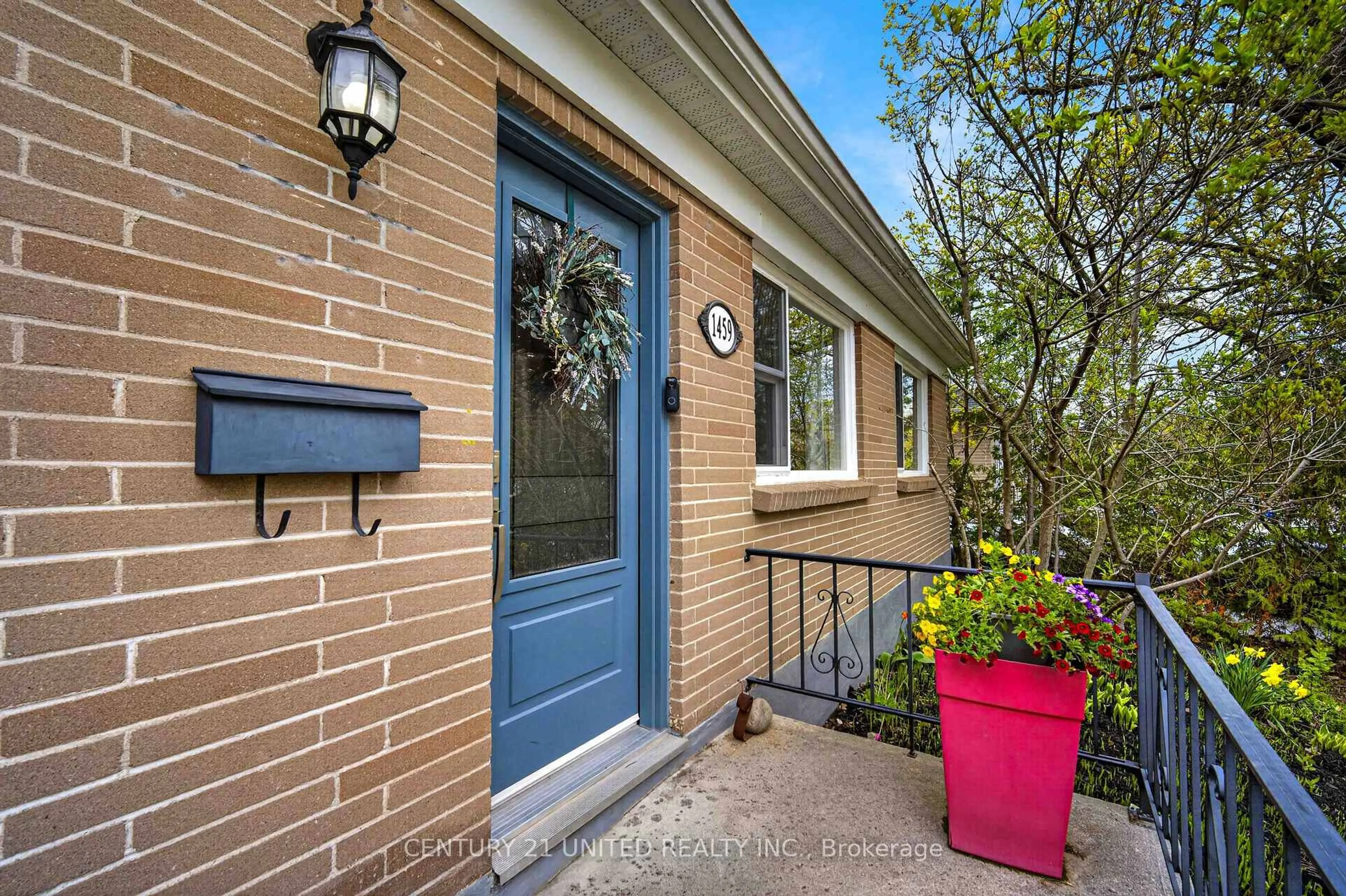 Indoor entryway for 1459 Westbrook Dr, Peterborough Ontario K9J 6R5