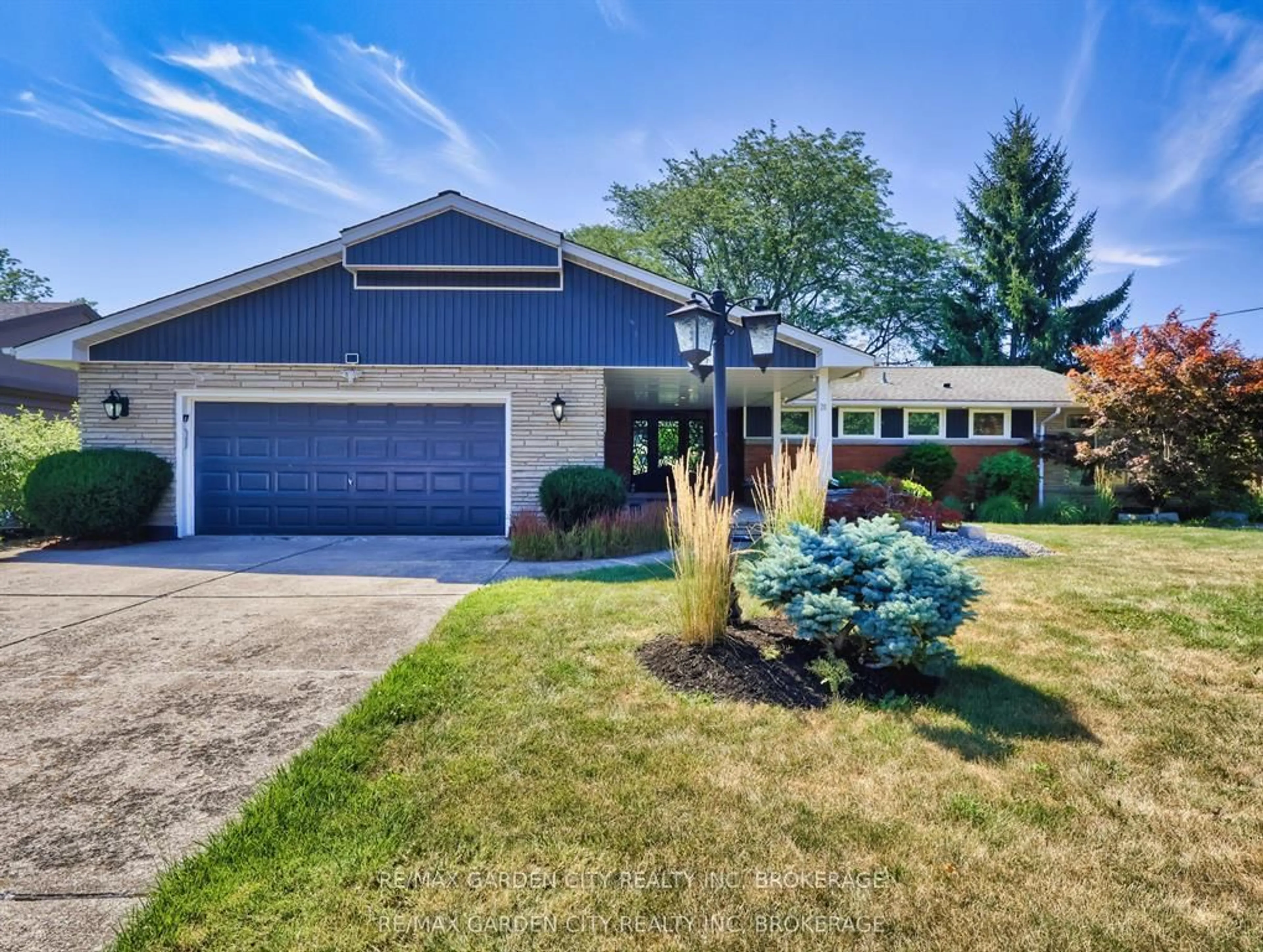 Home with vinyl exterior material, street for 28 MARSDALE Dr, St. Catharines Ontario L2T 3S3
