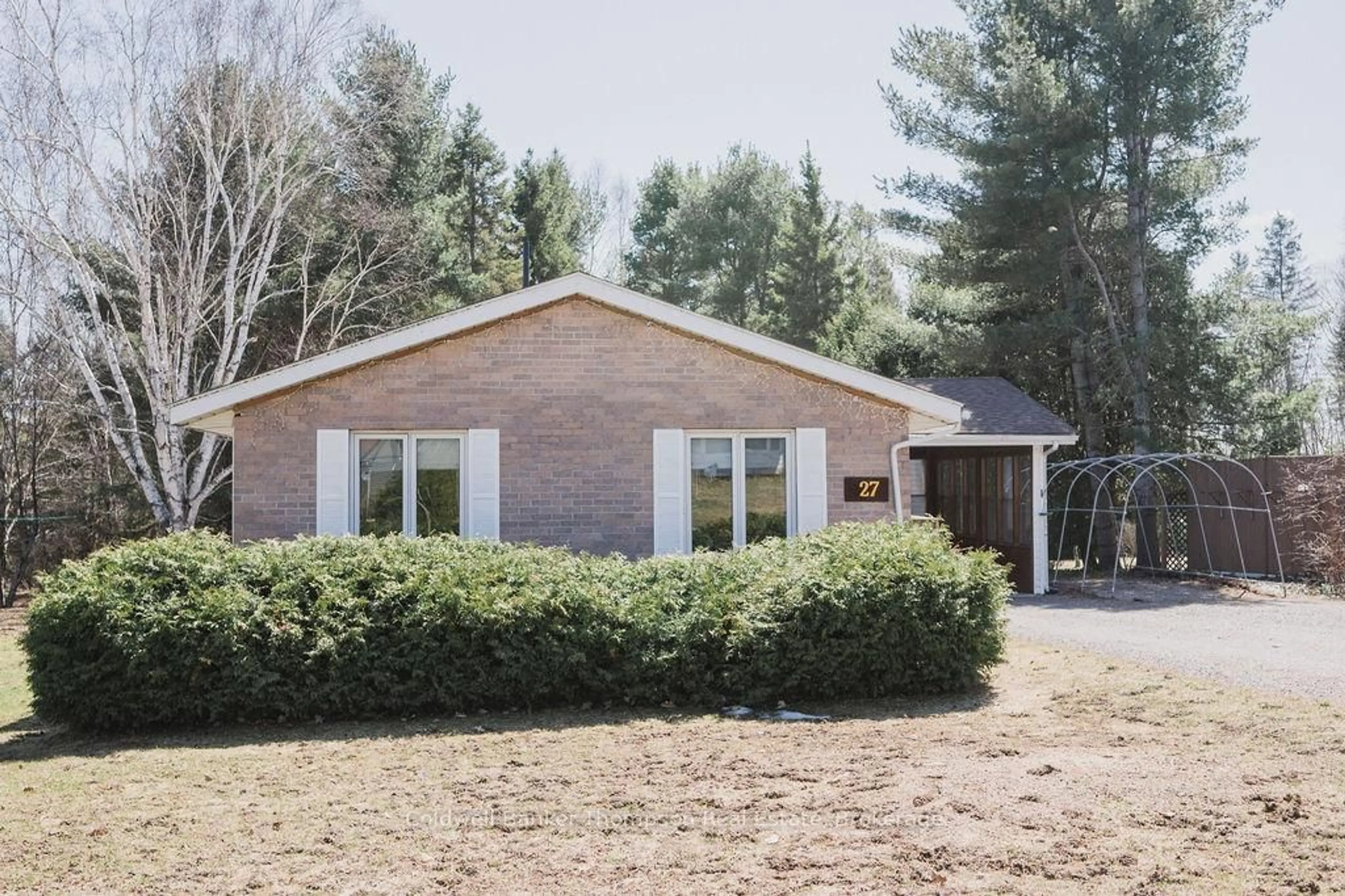 Home with brick exterior material, unknown for 27 Queen St, Sundridge Ontario P0A 1Z0