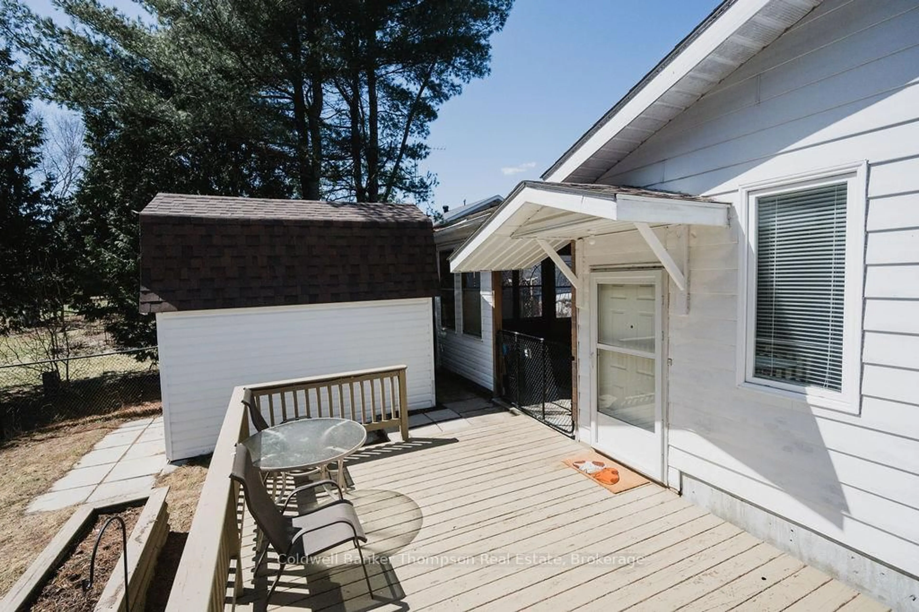 Patio, street for 27 Queen St, Sundridge Ontario P0A 1Z0