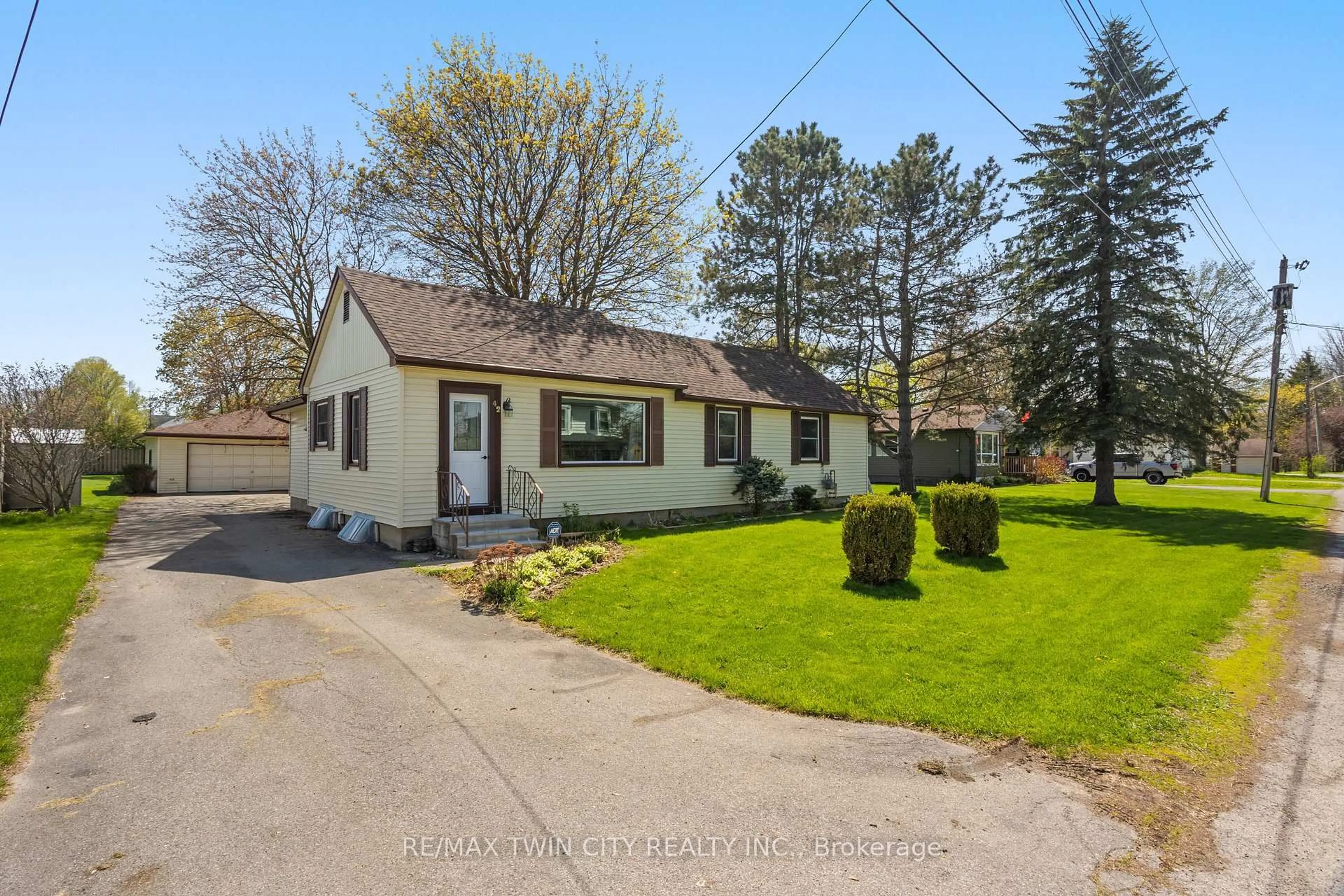 A pic from outside/outdoor area/front of a property/back of a property/a pic from drone, street for 42 Dufferin St, Brant Ontario N0E 1A0