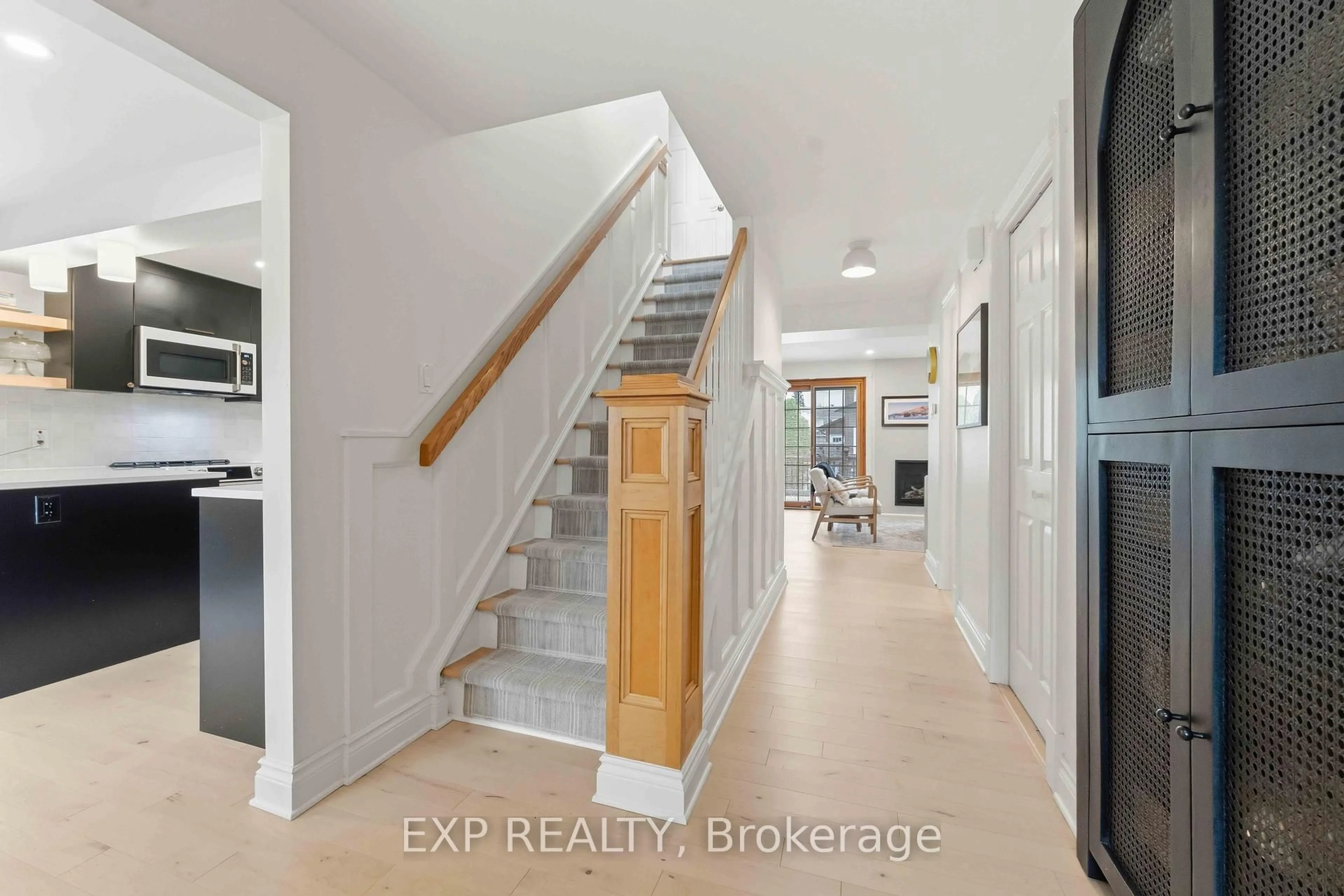 Indoor entryway for 31 Four Seasons Dr, Ottawa Ontario K2E 7P9