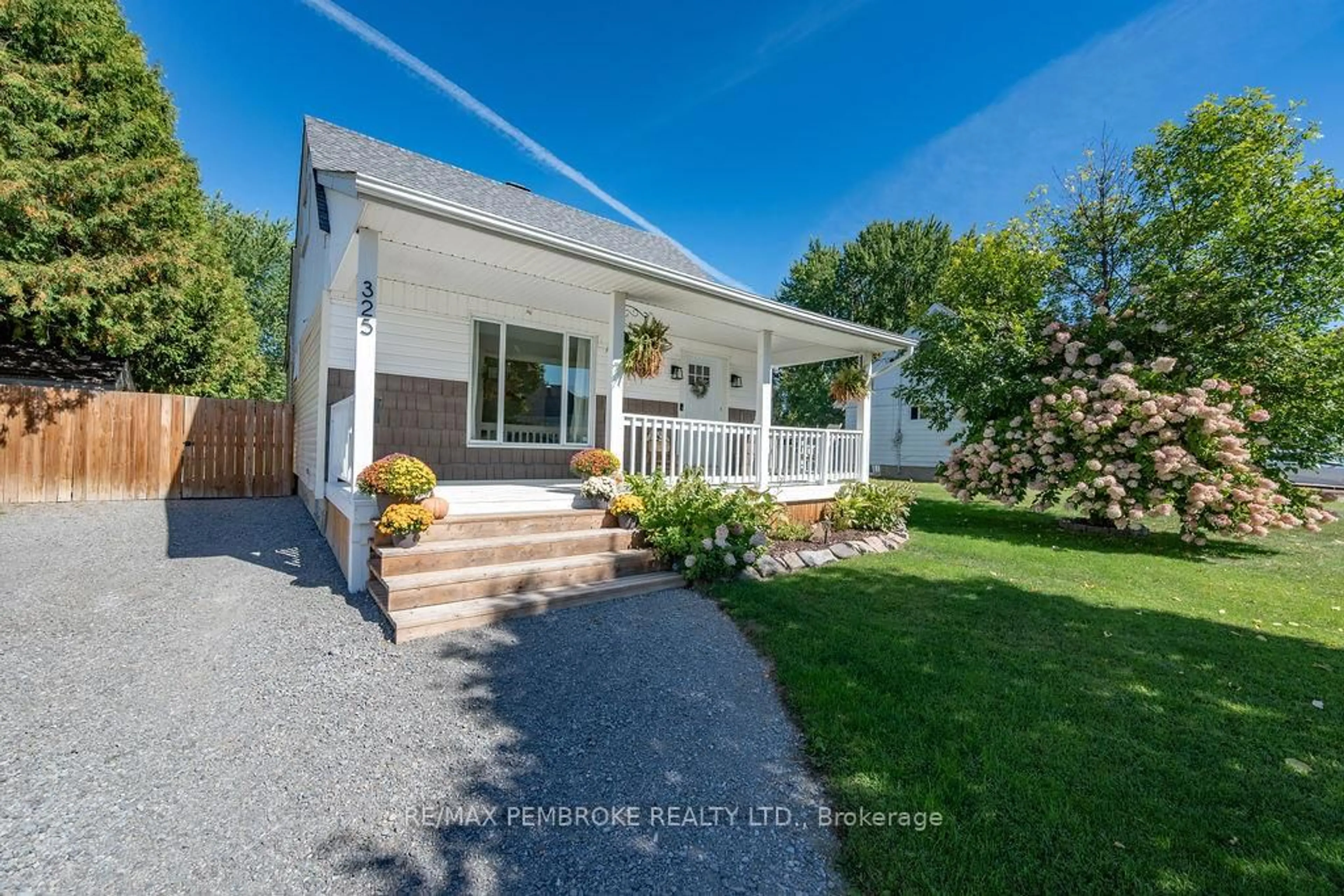 A pic from outside/outdoor area/front of a property/back of a property/a pic from drone, street for 325 Chamberlain St, Pembroke Ontario K8A 2M7