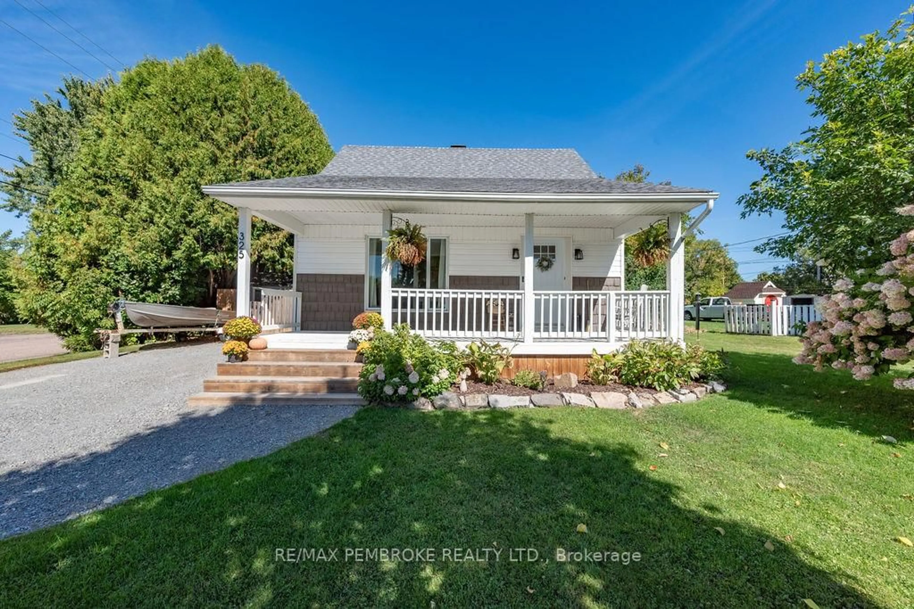 A pic from outside/outdoor area/front of a property/back of a property/a pic from drone, street for 325 Chamberlain St, Pembroke Ontario K8A 2M7