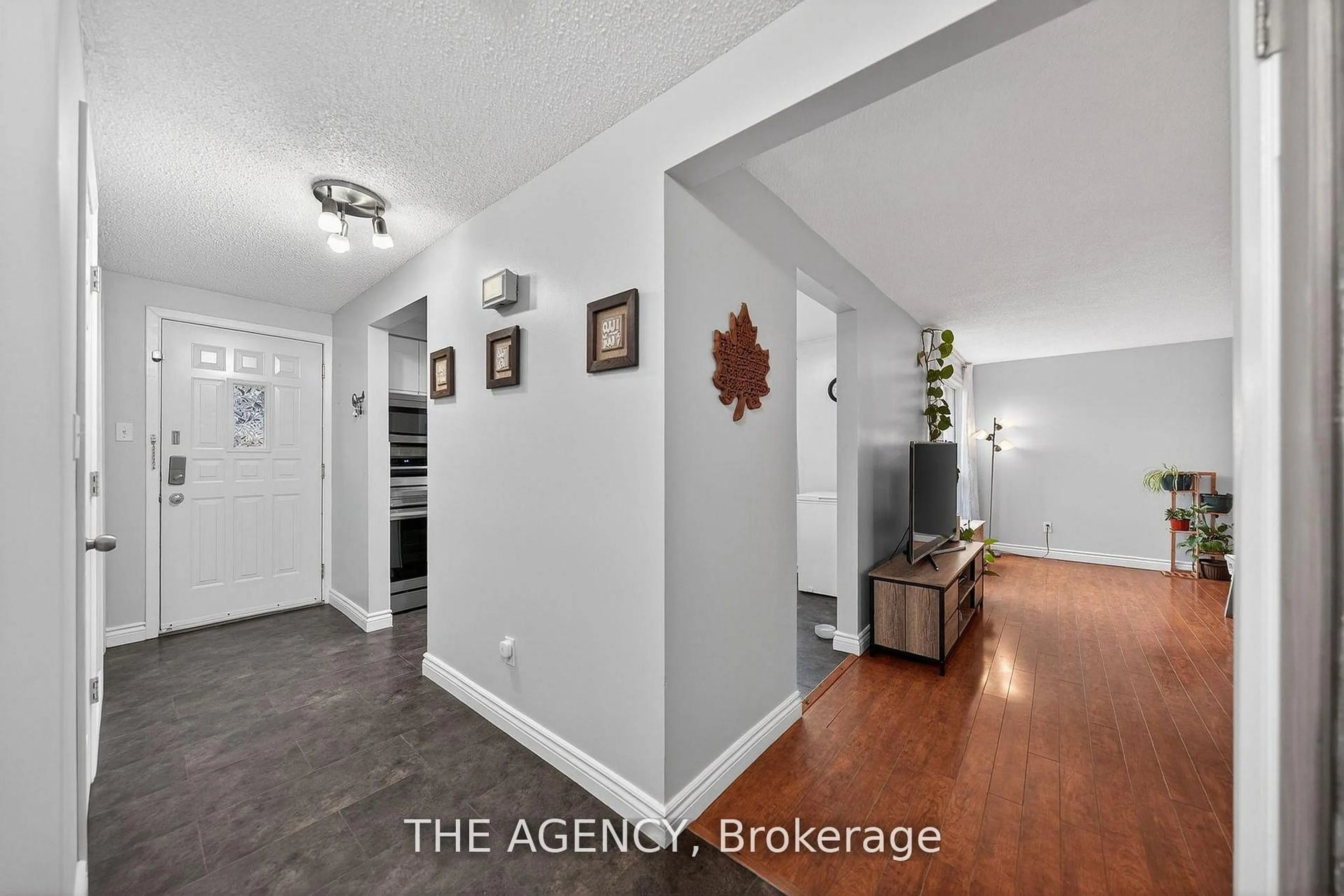 Indoor entryway for 415 Morgan Ave #8, Kitchener Ontario N2A 2V6