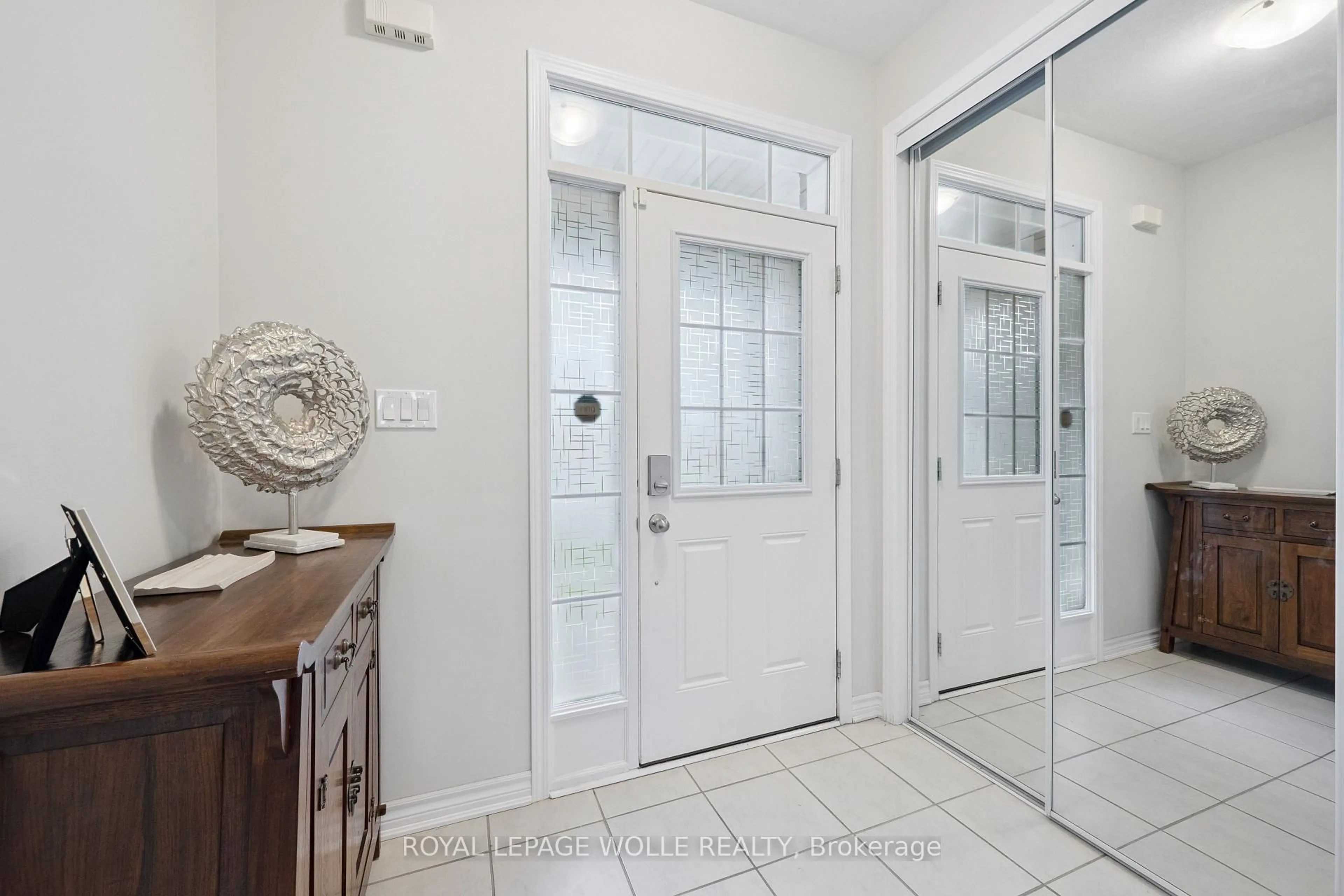 Indoor entryway for 87 Ridge Rd, Cambridge Ontario N3E 0C6