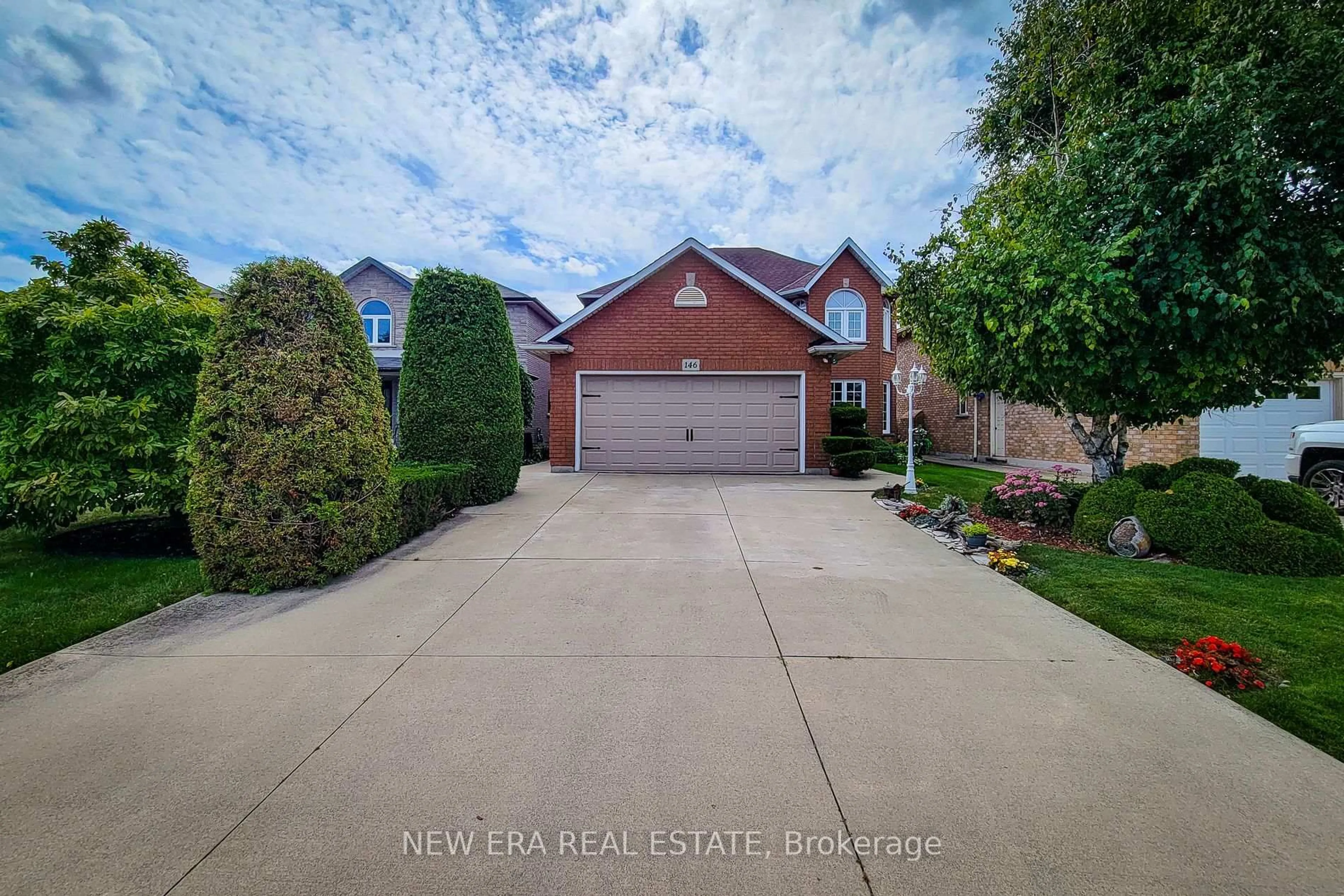A pic from outside/outdoor area/front of a property/back of a property/a pic from drone, street for 146 Locheed Dr, Hamilton Ontario L8T 4Z7