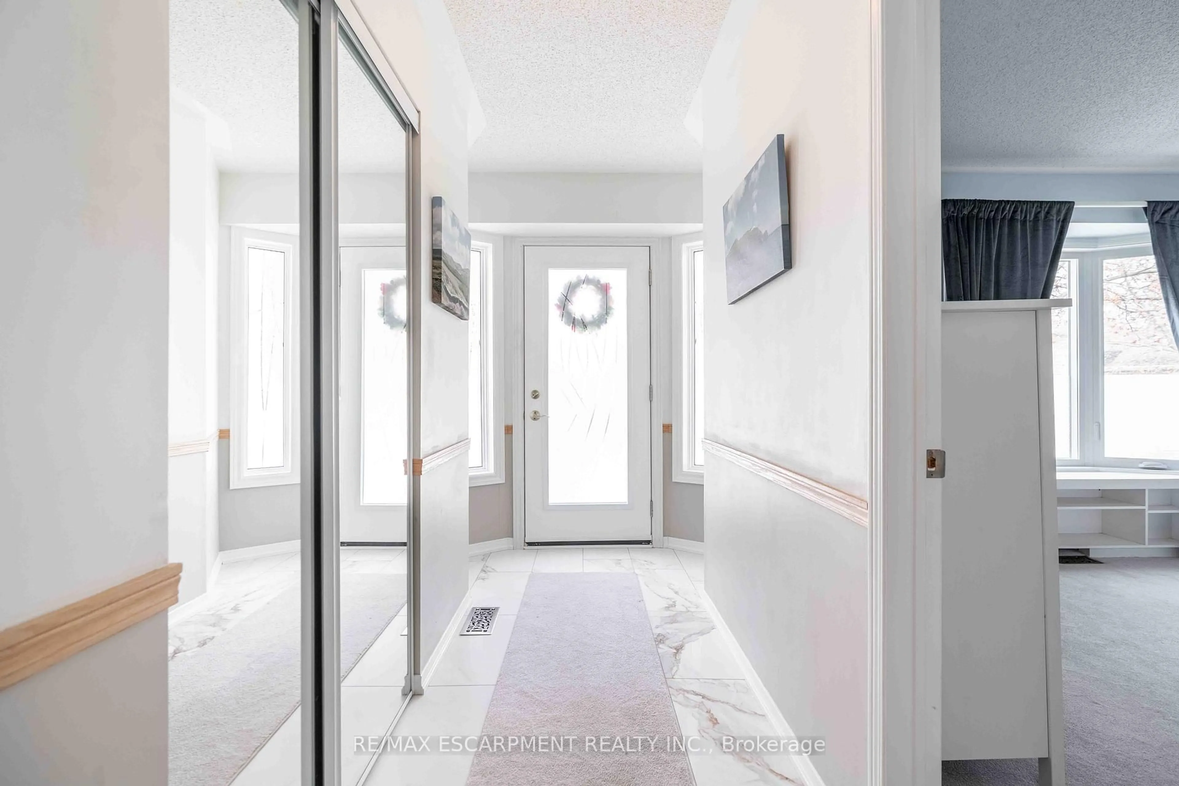Indoor entryway for 195 Silverbirch Blvd, Hamilton Ontario L0R 1W0